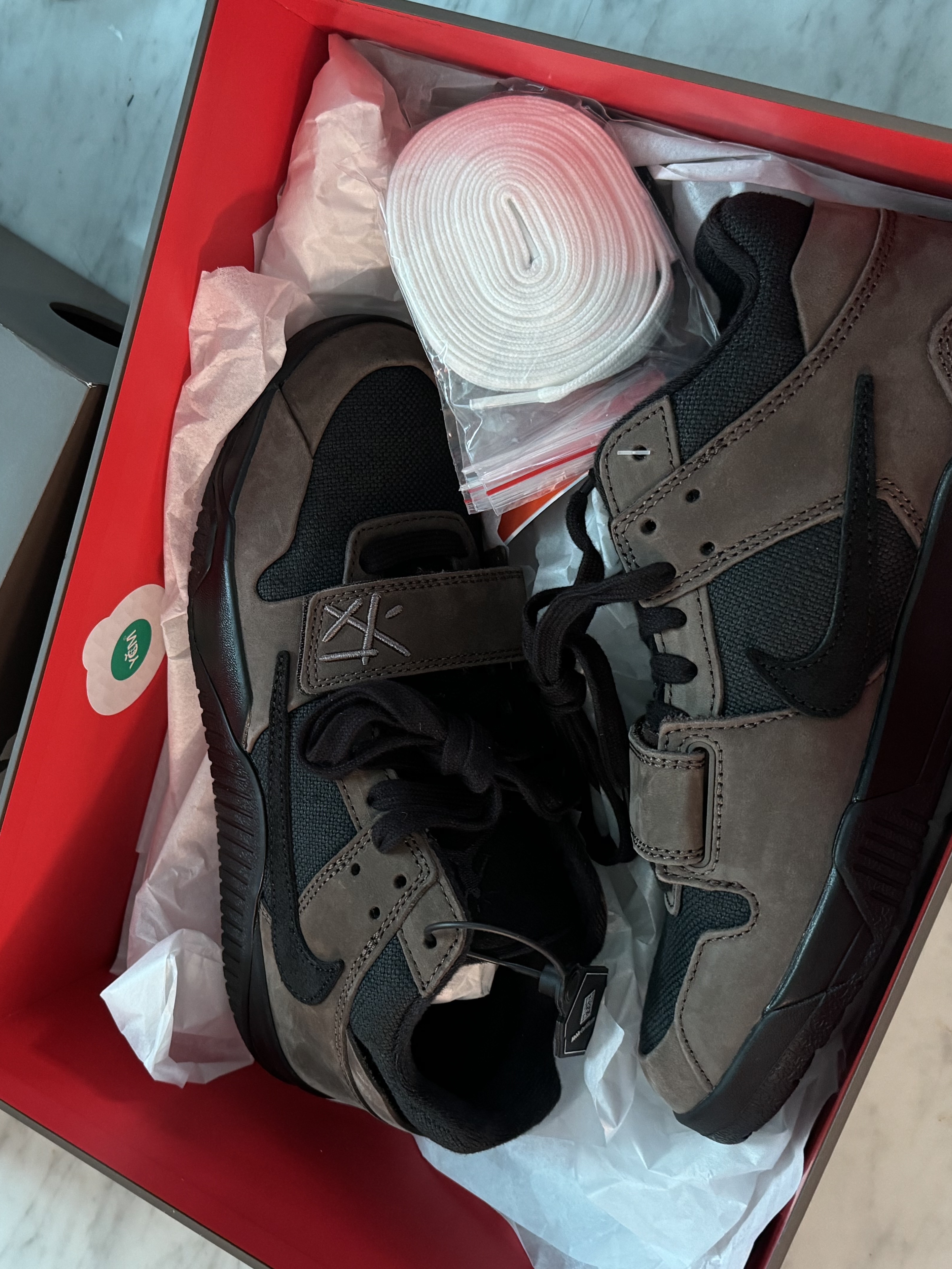 Jordan x Travis Scott Jumpman Jack TR Black and Dark Mocha 착용 스타일 - 2