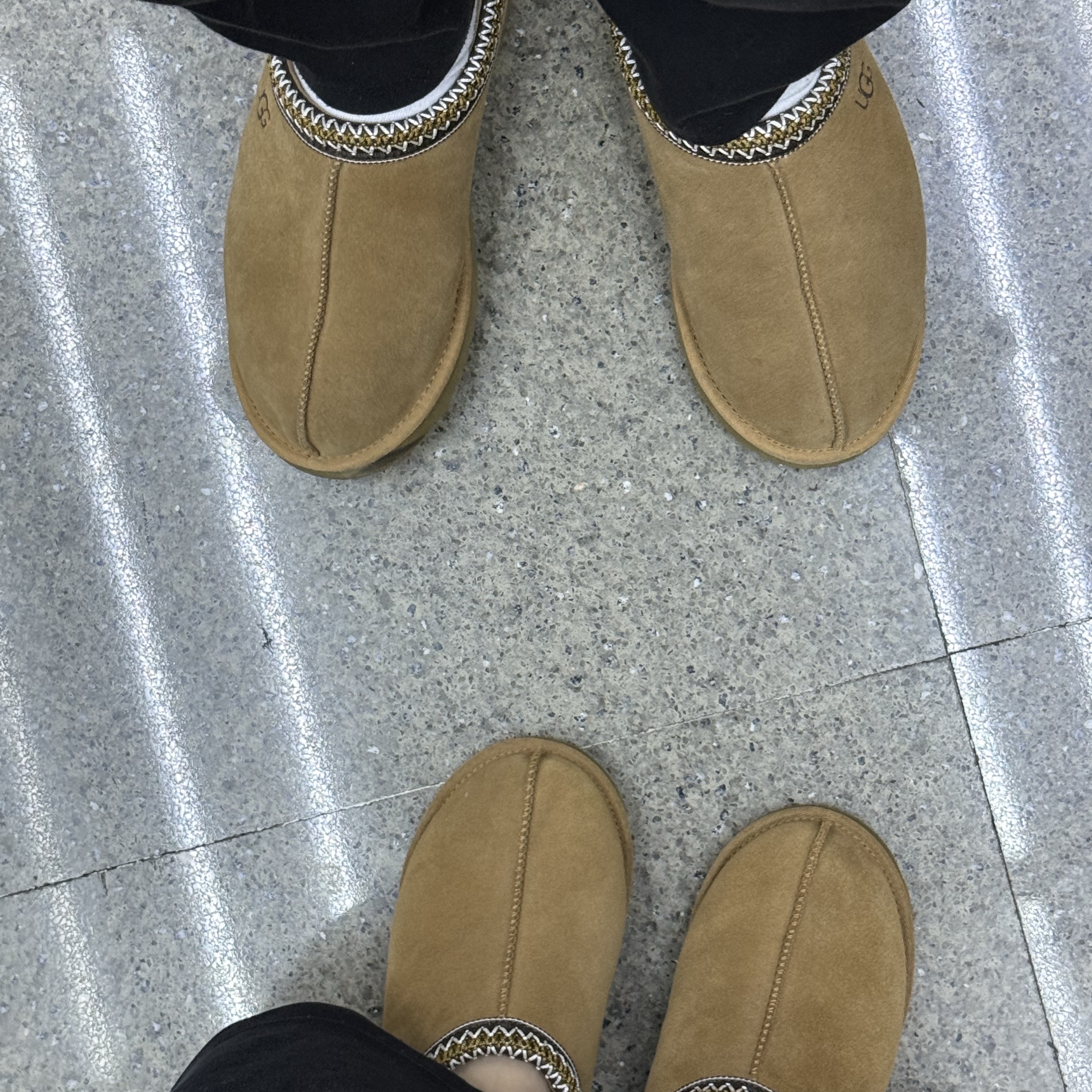 UGG Tasman Slipper Chestnut 착용 스타일 - 1