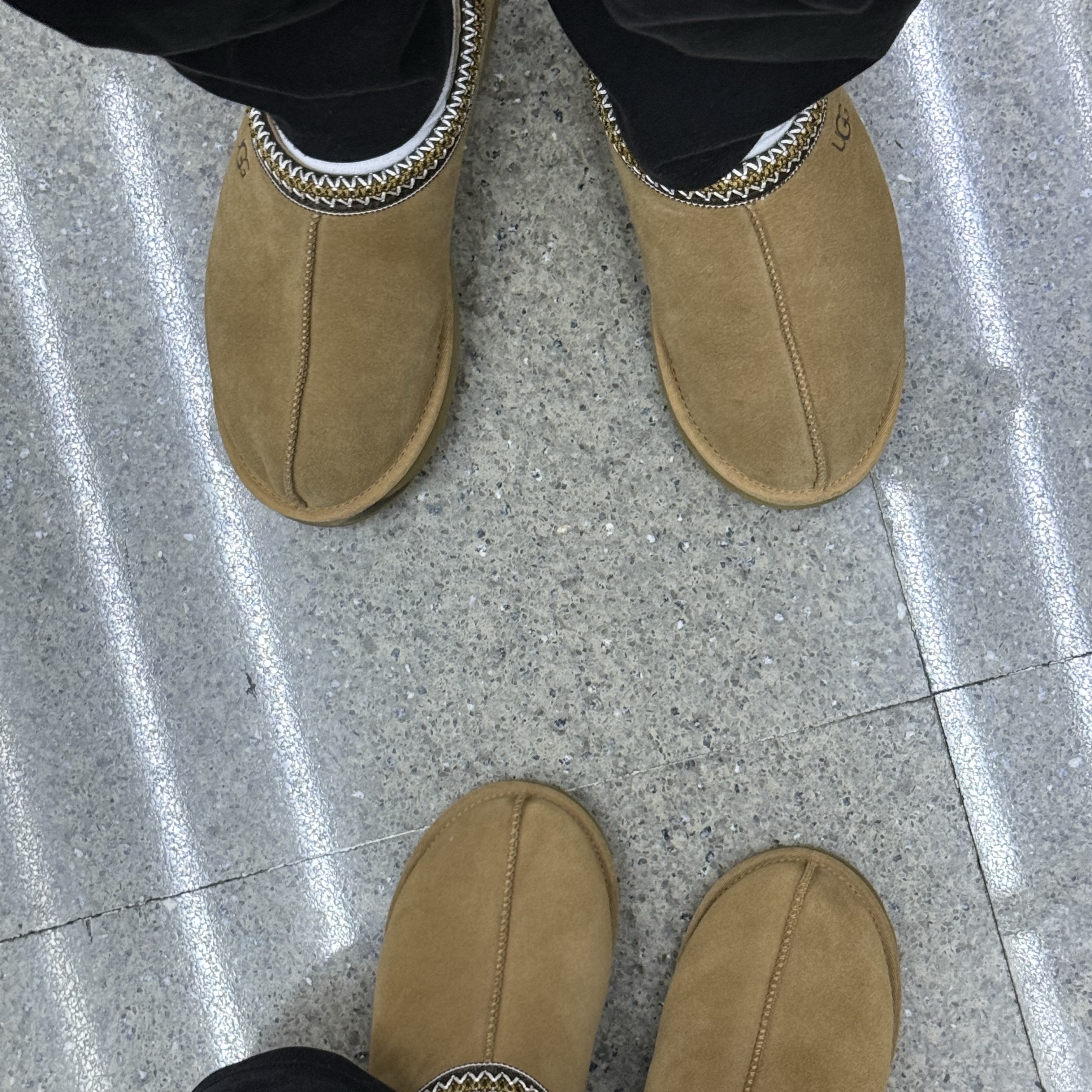 UGG Tasman Slipper Chestnut 착용 스타일 - 2