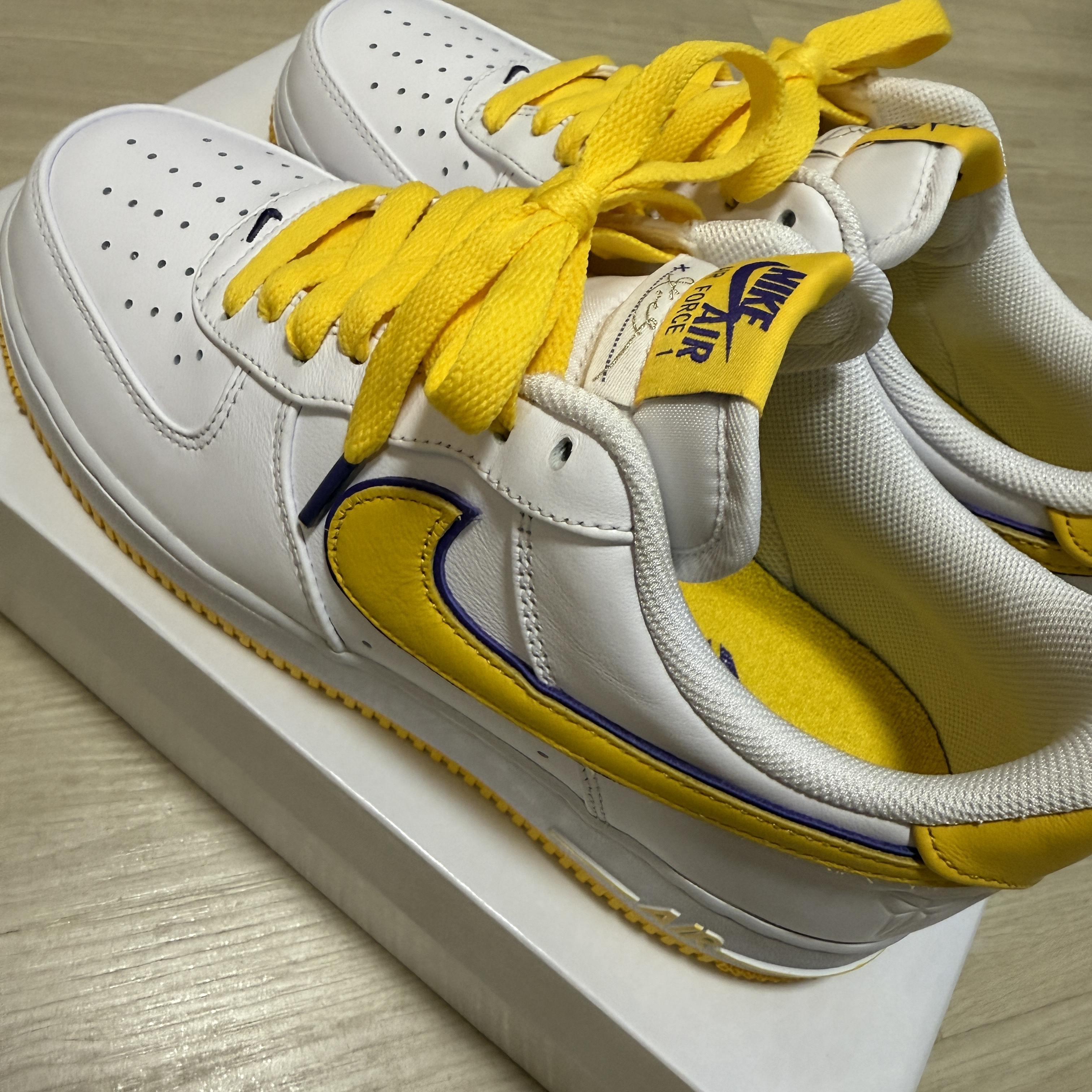 Nike x Kobe Bryant Air Force 1 Low Retro QS Varsity Maize and Varsity Purple 착용 스타일 - 4