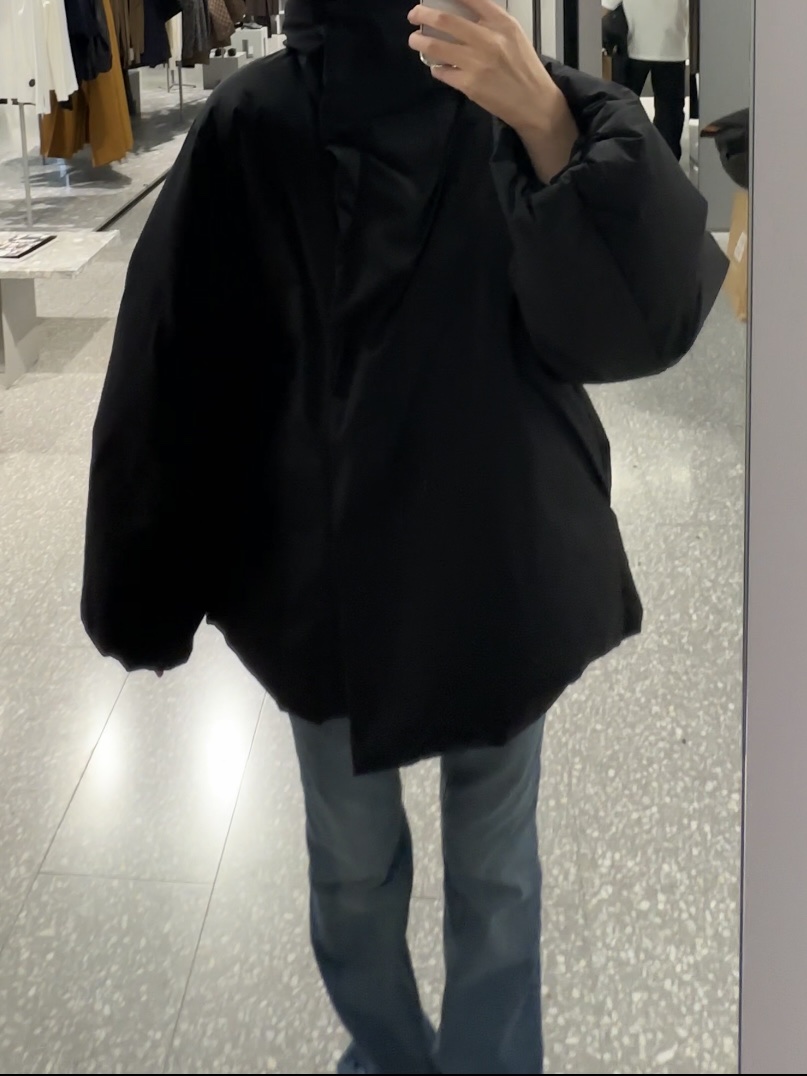 (W) Arket Upcycled Down High Collar Jacket Black 착용 스타일 - 2