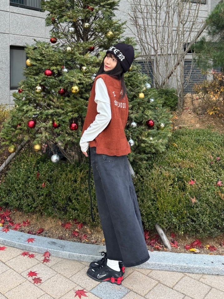 IAB Studio x Delicious in Dungeon Chilchuck Knit Vest Brown, Nike x Martine Rose Shox MR4 Black 착용 스타일 - 1