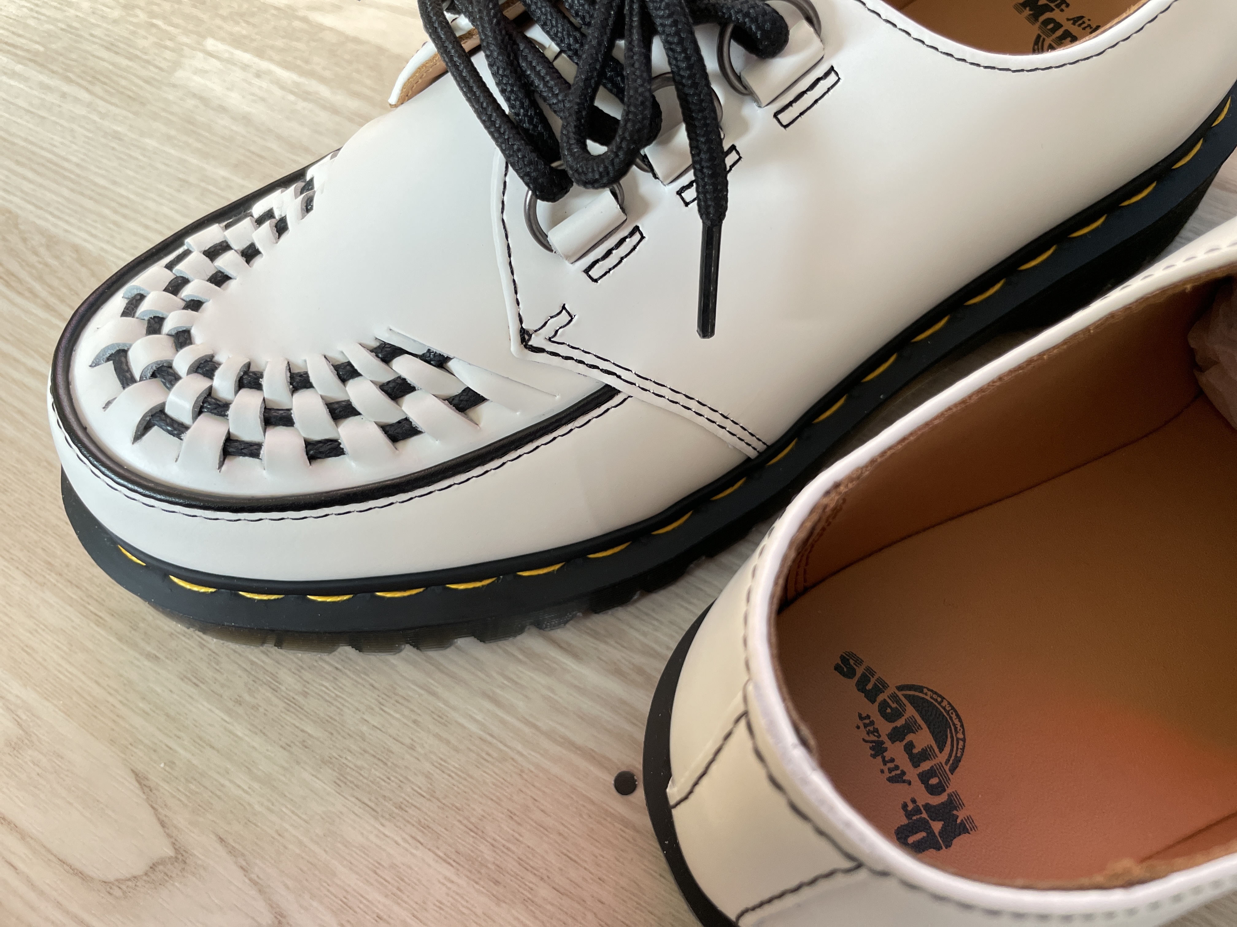 Dr. Martens x Supreme Ramsey Creeper Silver 착용 스타일 - 4