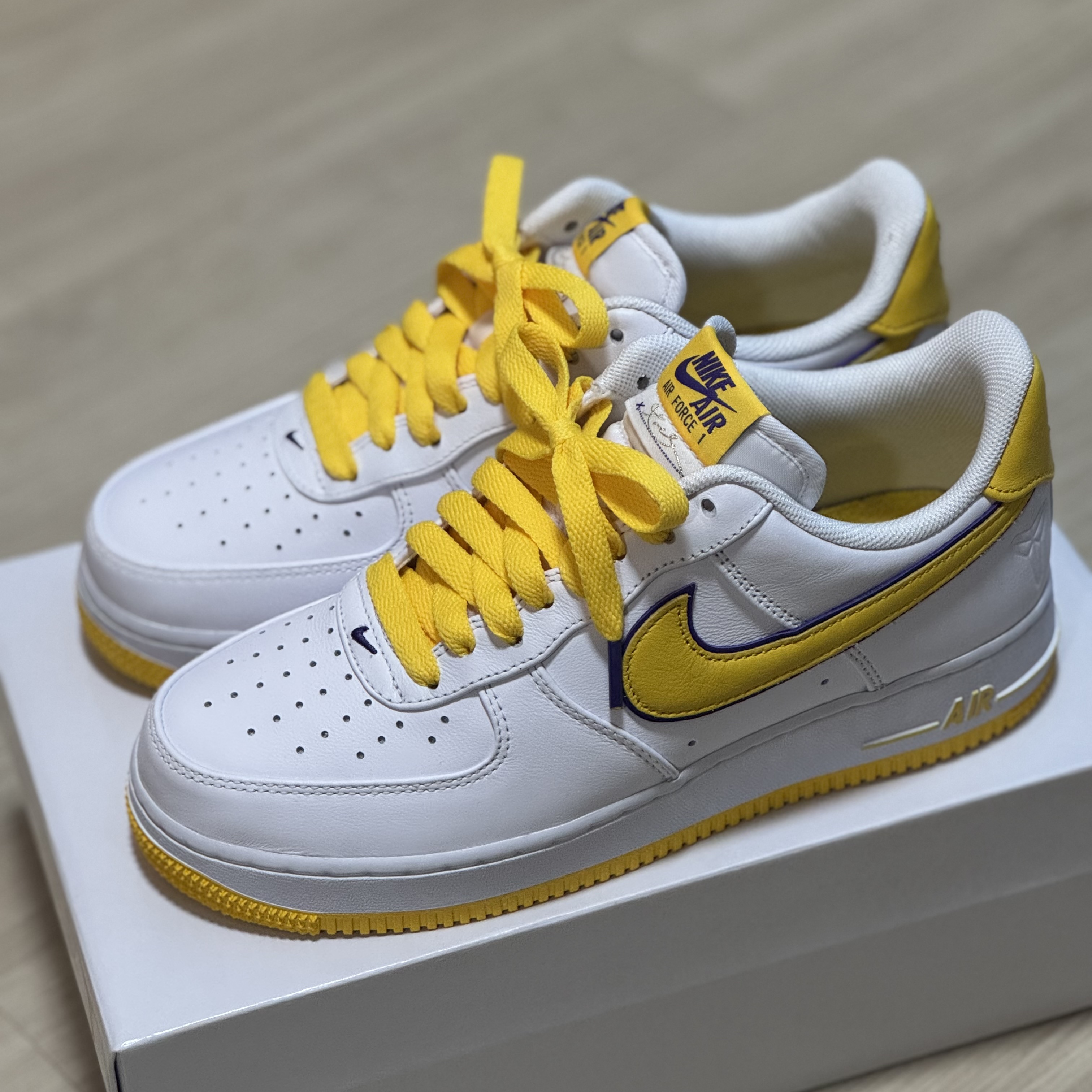Nike x Kobe Bryant Air Force 1 Low Retro QS Varsity Maize and Varsity Purple 착용 스타일 - 2