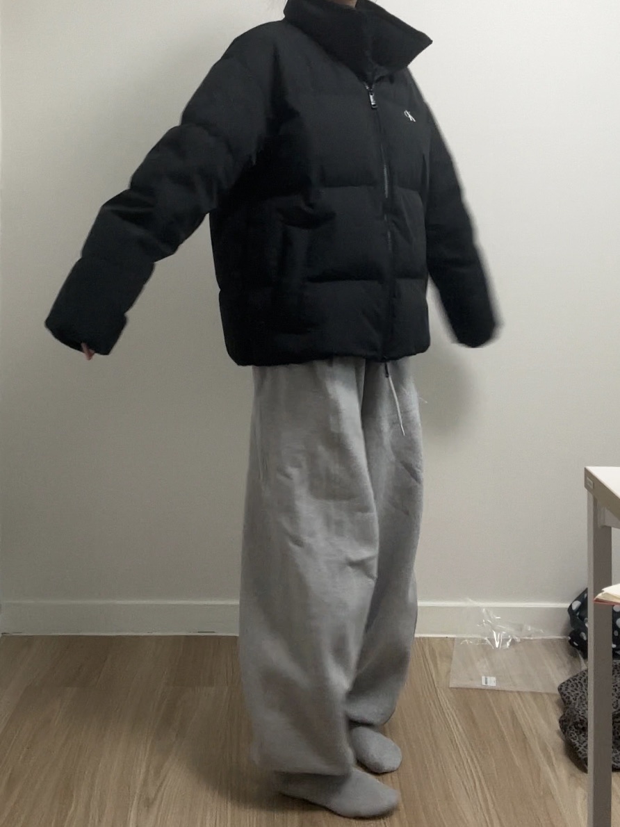 Calvin Klein Relaxed Fit Short Puffer White 착용 스타일 - 1
