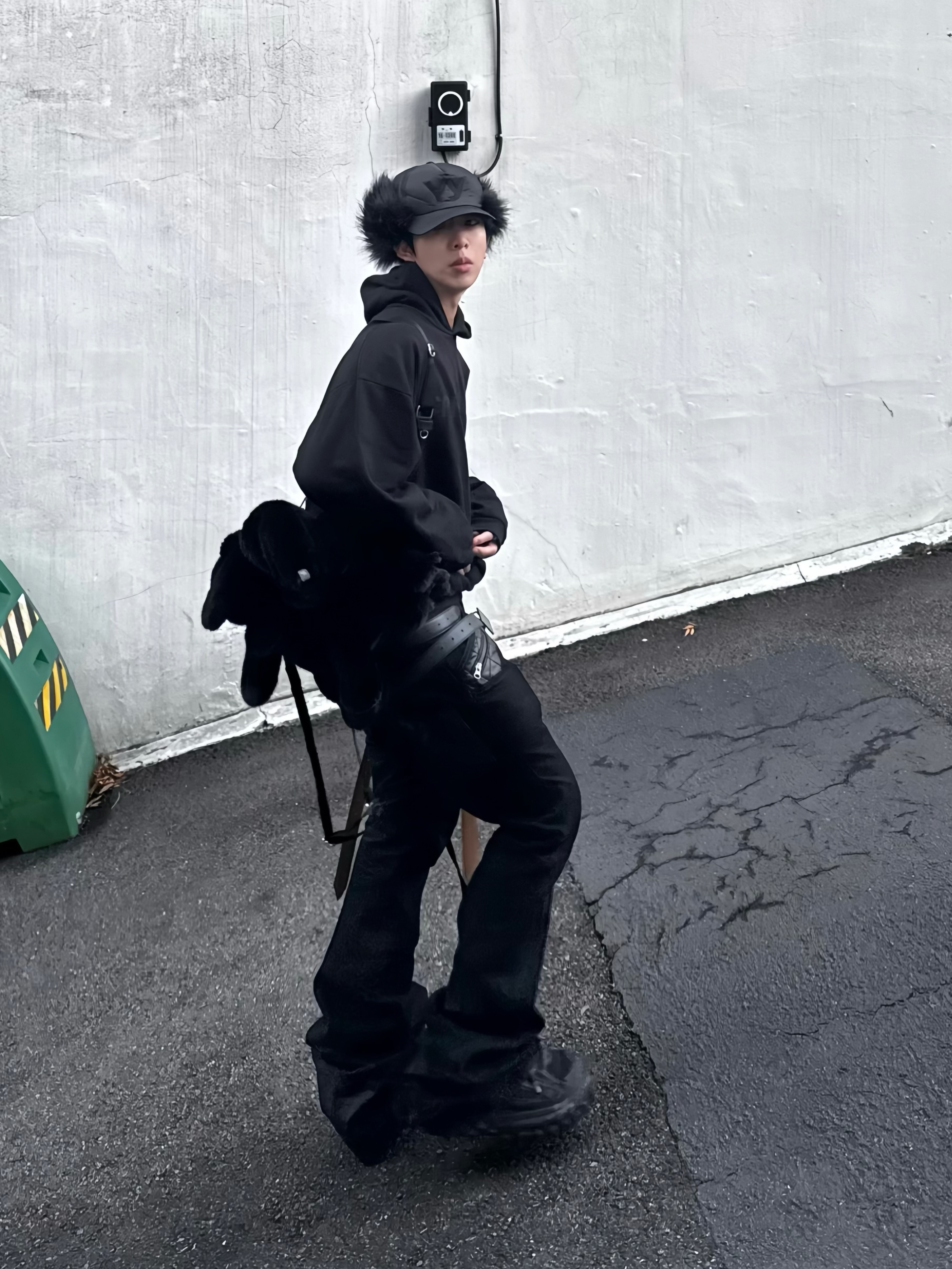 Yeezy x Gosha Rubchinskiy YZY Black Dogs Hoodie Black, Open Yy Faux Fur Earflap Cap Black 착용 스타일 - 5