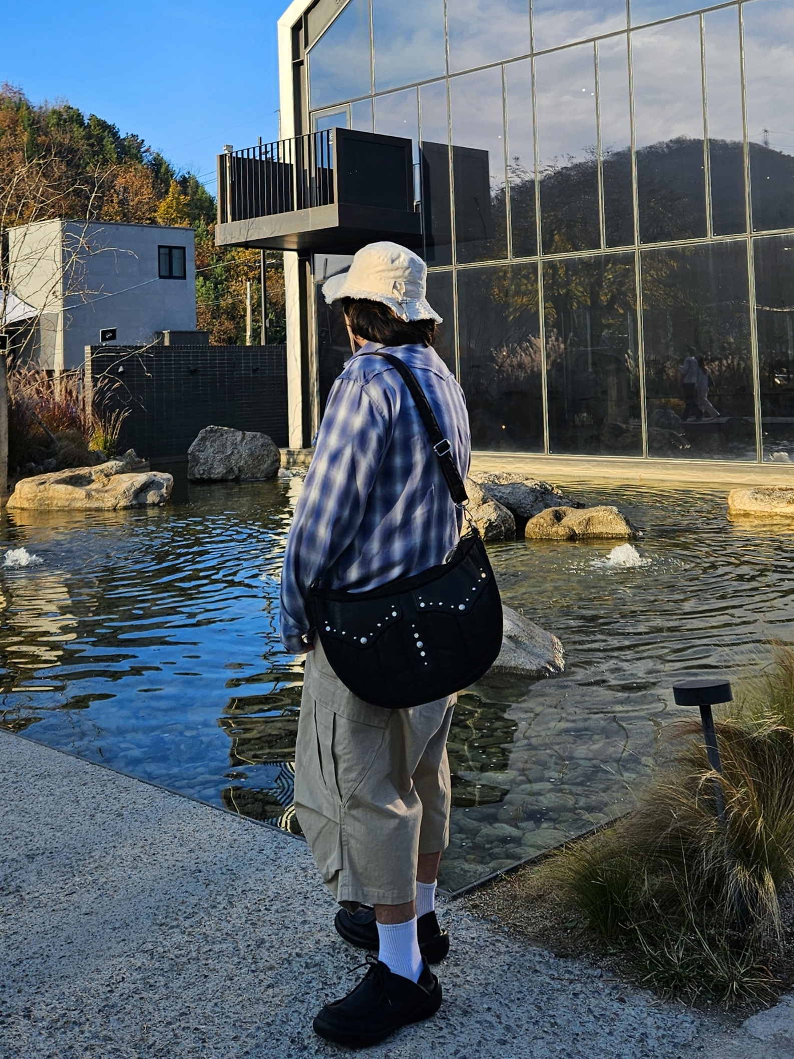 Jacquemus Le Bob Artichaut Bucket Hat Off White 착용 스타일
