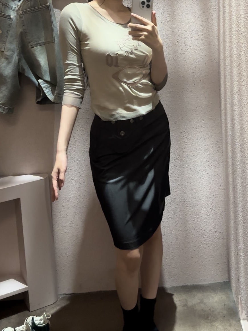 (W) Mischief Boat Neck Mesh Top Beige 착용 스타일 - 1