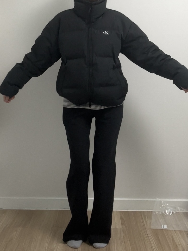 Calvin Klein Relaxed Fit Short Puffer White 착용 스타일 - 1