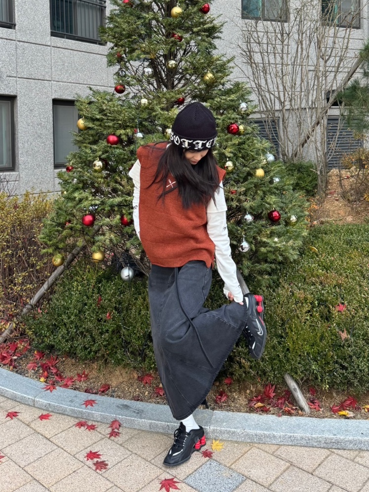 IAB Studio x Delicious in Dungeon Chilchuck Knit Vest Brown, Nike x Martine Rose Shox MR4 Black 착용 스타일 - 3