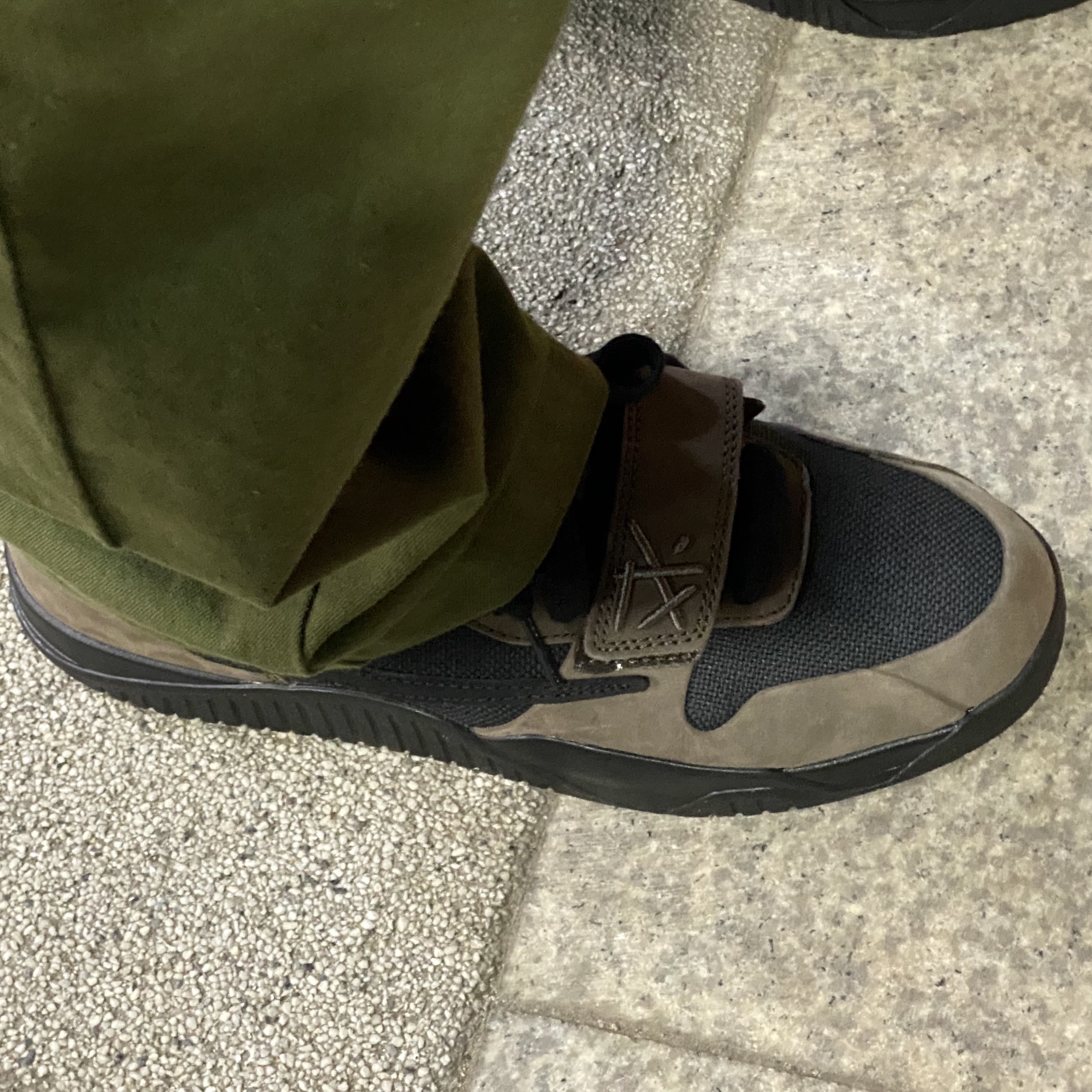 Jordan x Travis Scott Jumpman Jack TR Black and Dark Mocha 착용 스타일 - 2