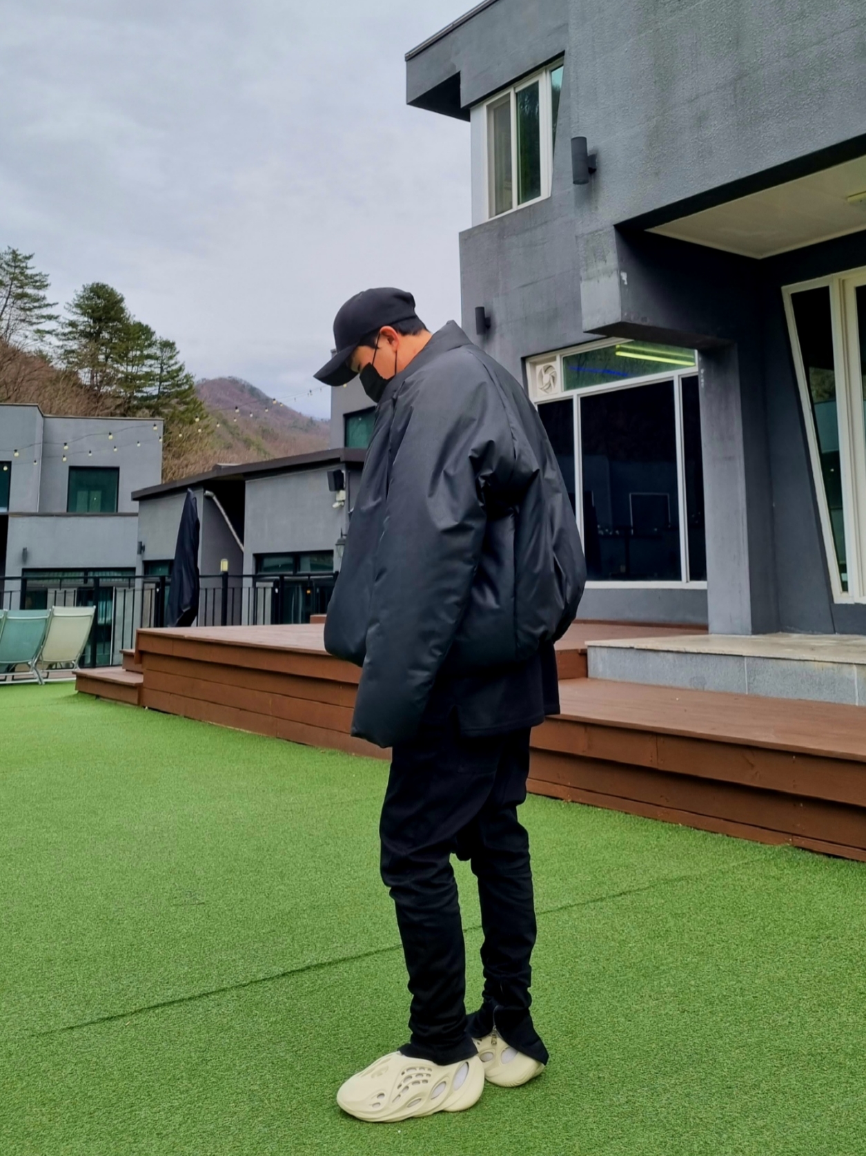 Adidas Yeezy Foam RNNR Sand, Yeezy Gap Engineered By Balenciaga Round Jacket 2 Black 착용 스타일
