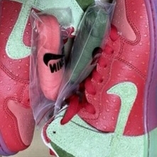 Nike SB Dunk High Pro QS Strawberry 착용 스타일