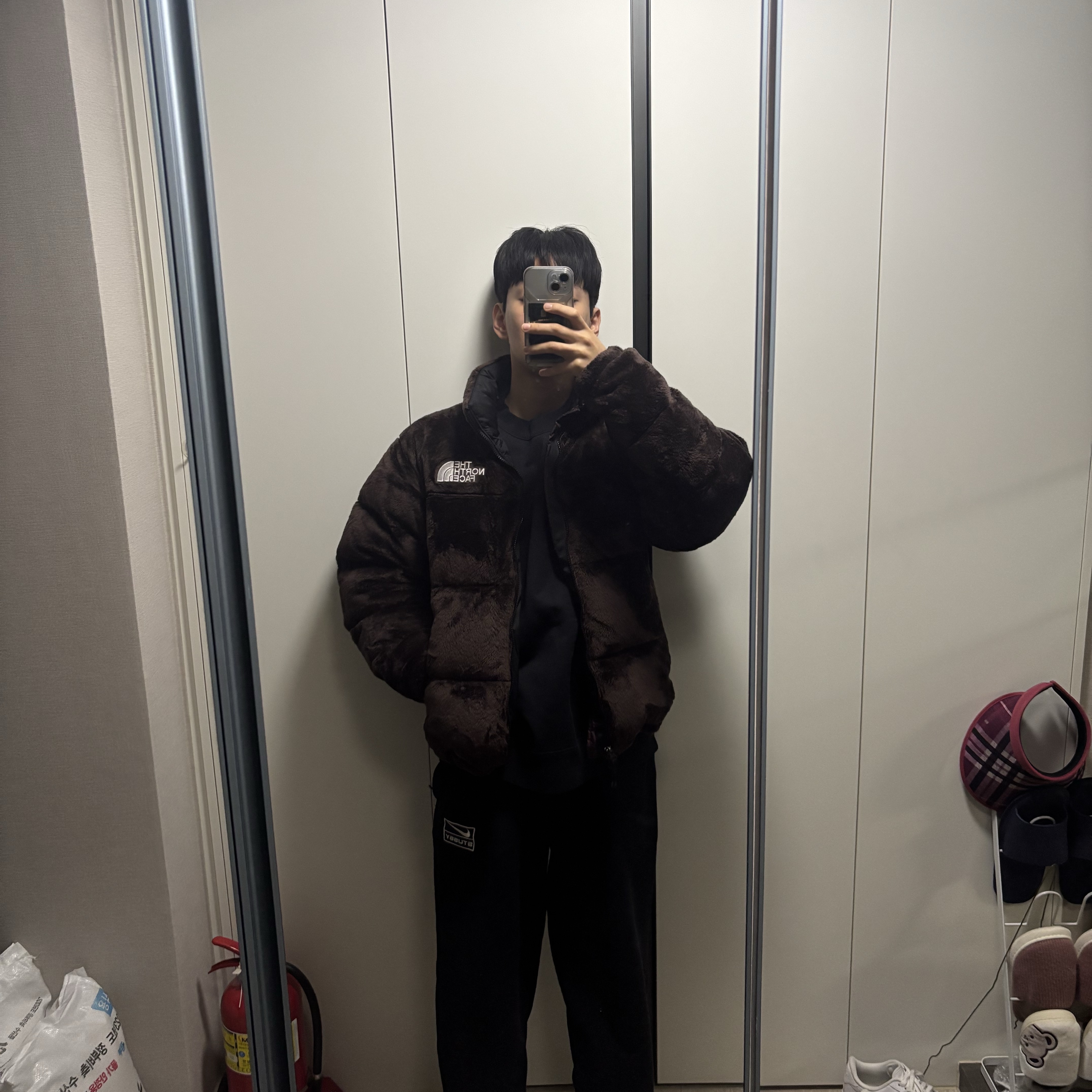 The North Face Versa Velour Nuptse Jacket Coal Brown, Nike x Stussy NRG Washed Fleece Crewneck Black (DO5310-010) 착용 스타일