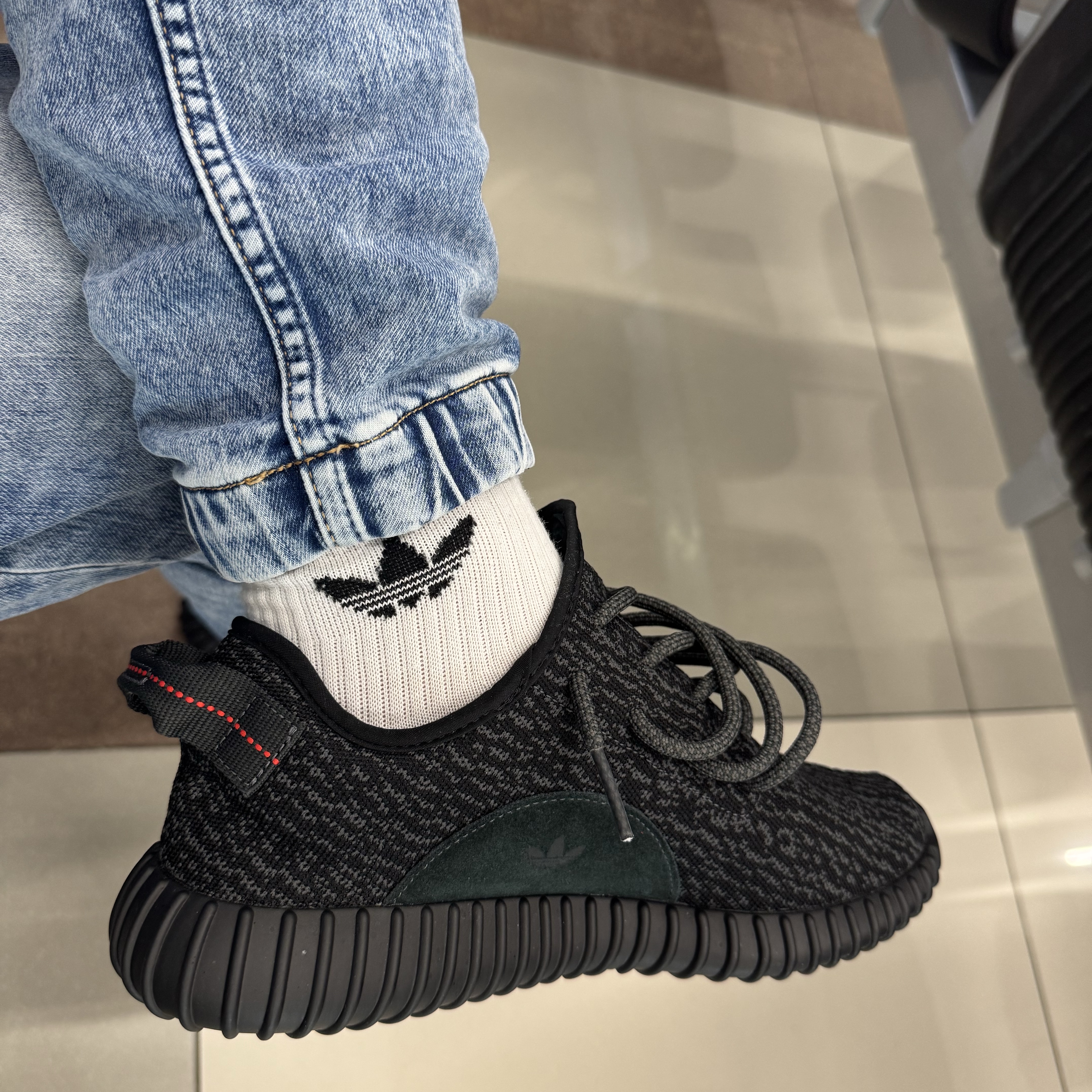 Adidas Yeezy Boost 350 Pirate Black 2023 착용 스타일