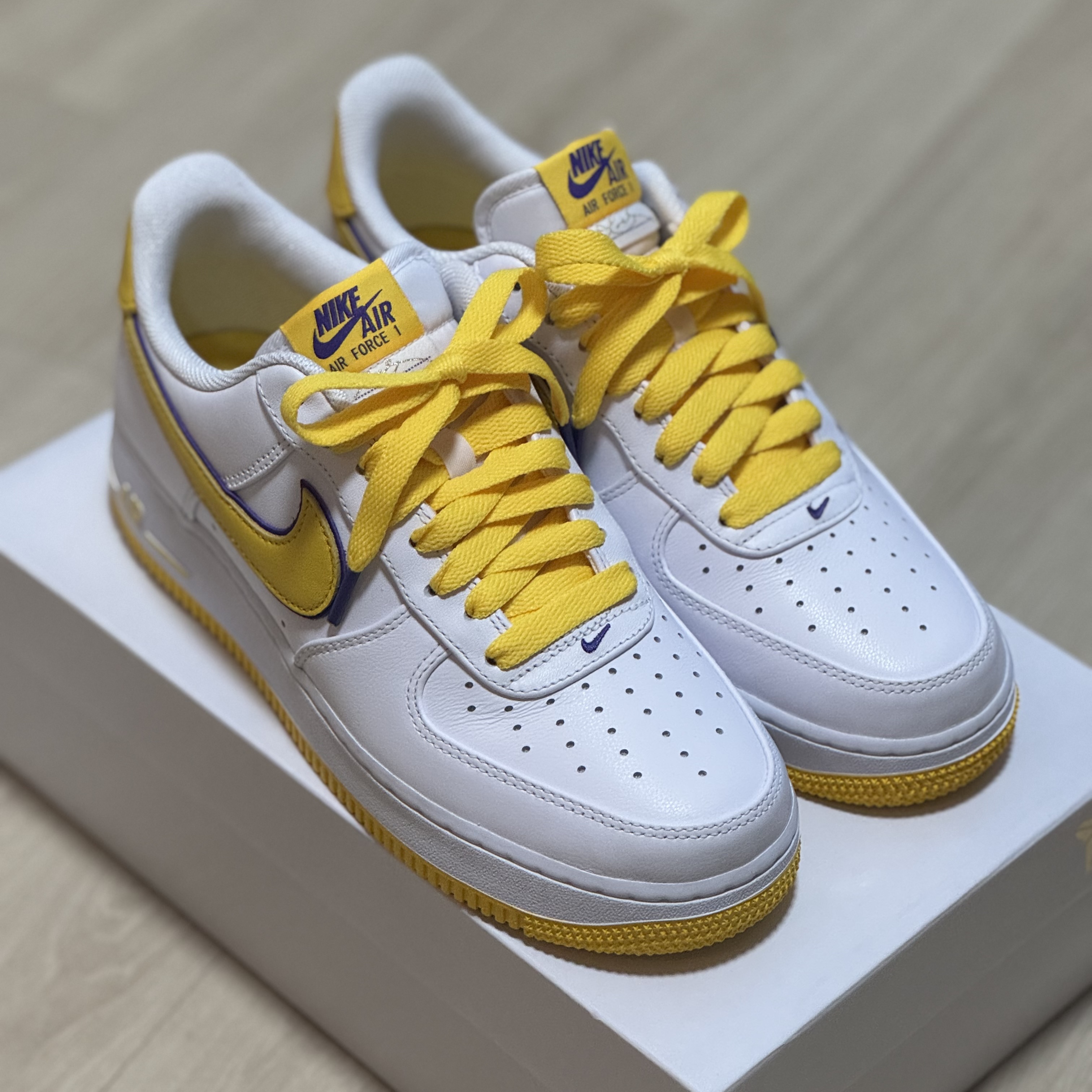 Nike x Kobe Bryant Air Force 1 Low Retro QS Varsity Maize and Varsity Purple 착용 스타일 - 1