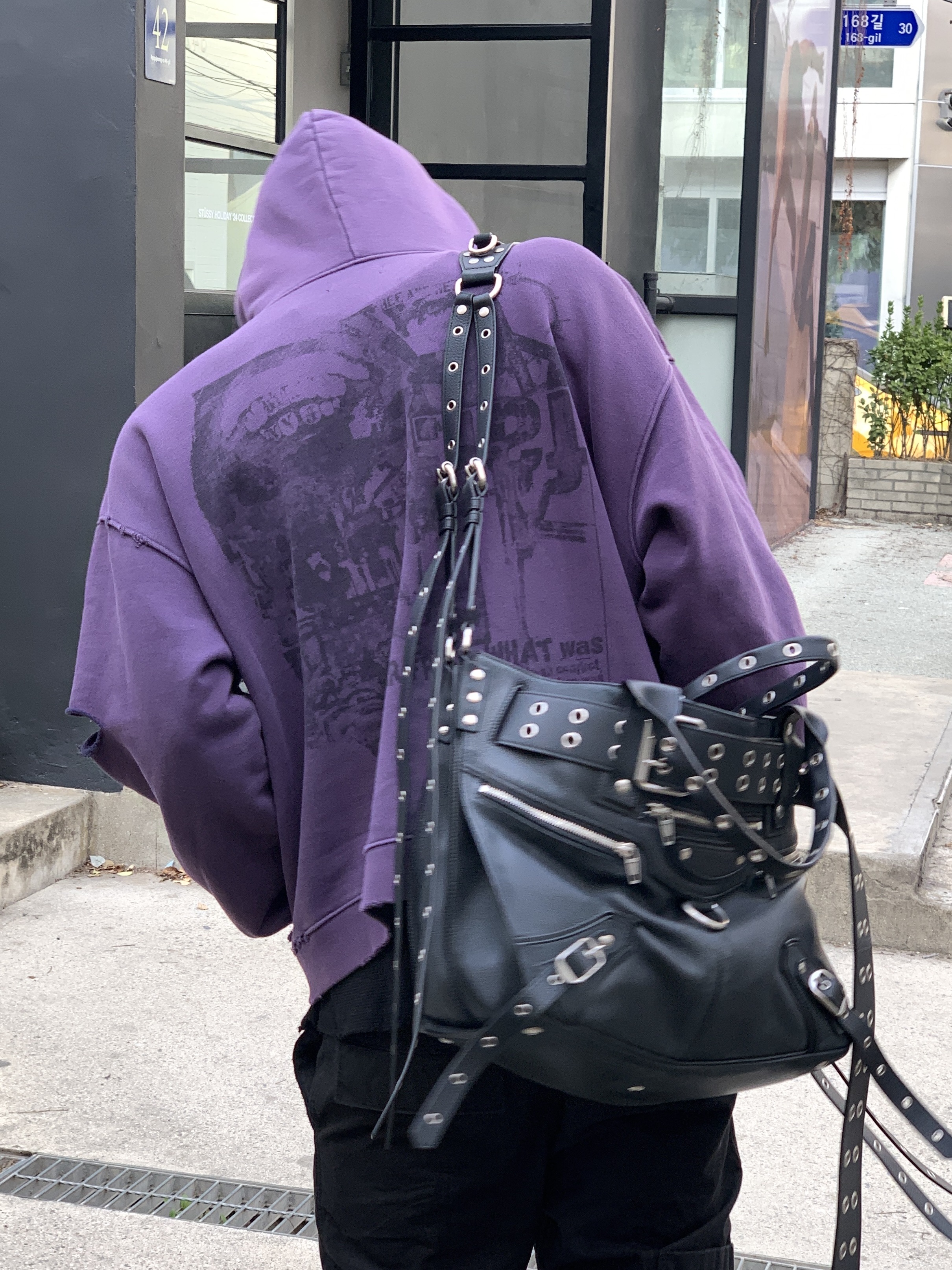Balenciaga Emo Bucket Bag in Washed Calfskin Black, Balenciaga Emo XS Bucket Bag in Washed Calfskin Black 착용 스타일 - 7