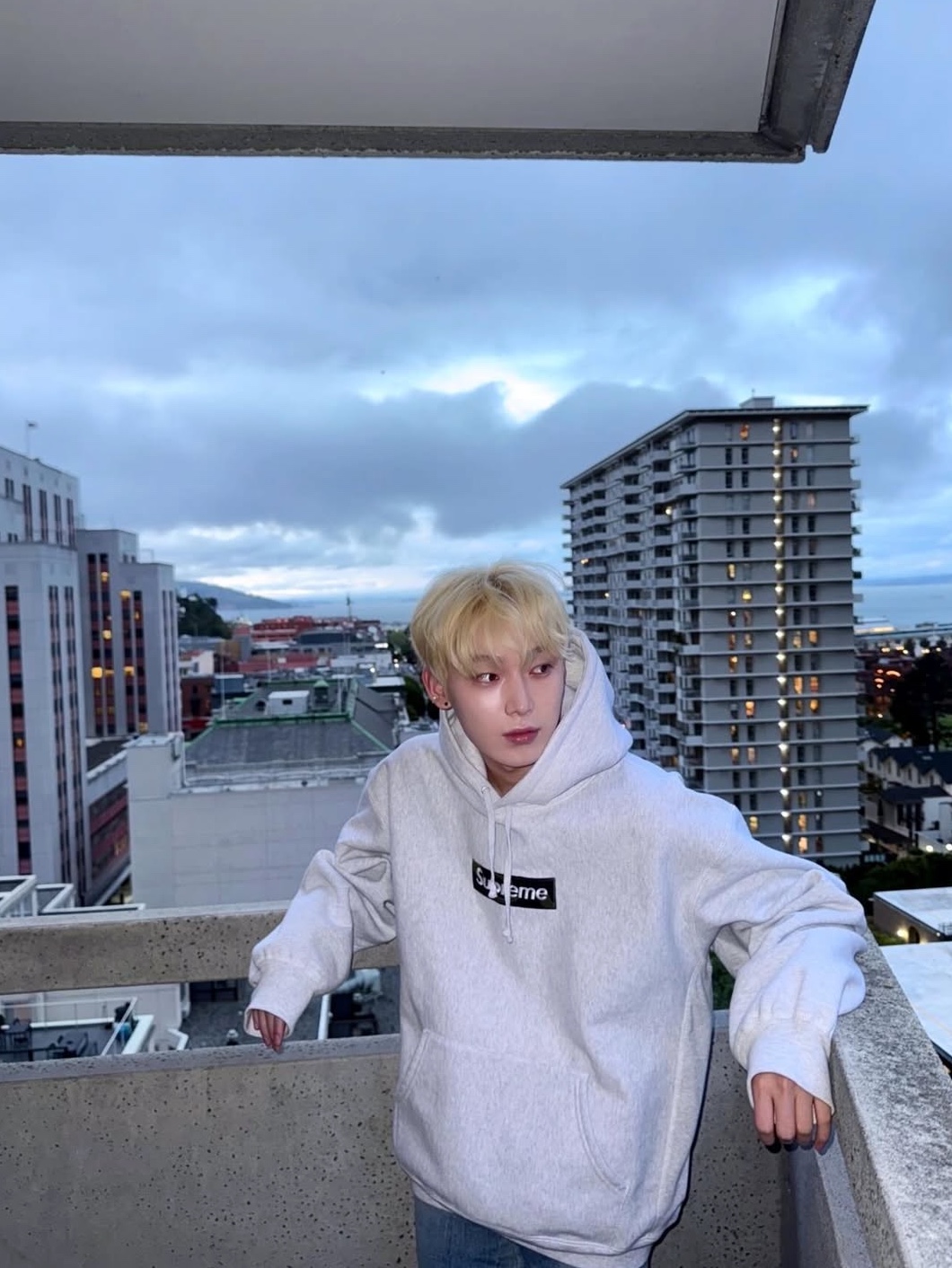 Supreme Box Logo Hooded Sweatshirt Ash Grey - 23FW 착용 스타일 - 1