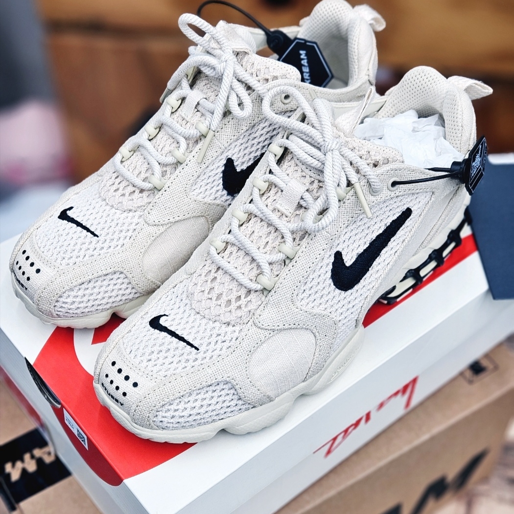 Nike x Stussy Air Zoom Spiridon Cage 2 Fossil 착용 스타일 - 1