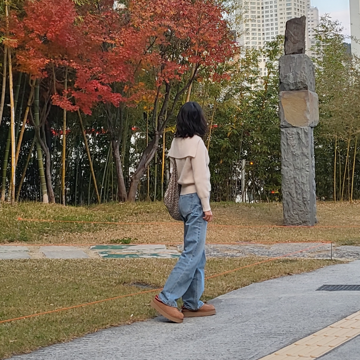 (W) UGG Tazz Slipper Chestnut 착용 스타일