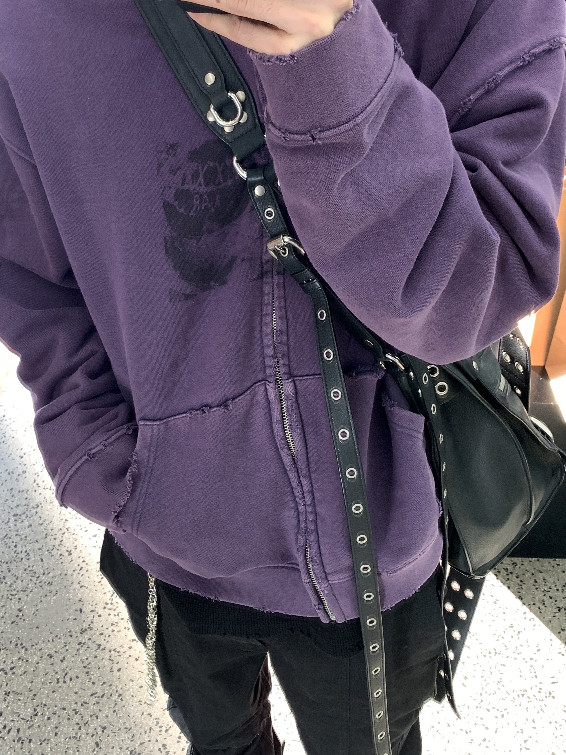 Balenciaga Emo Bucket Bag in Washed Calfskin Black, Balenciaga Emo XS Bucket Bag in Washed Calfskin Black 착용 스타일 - 2