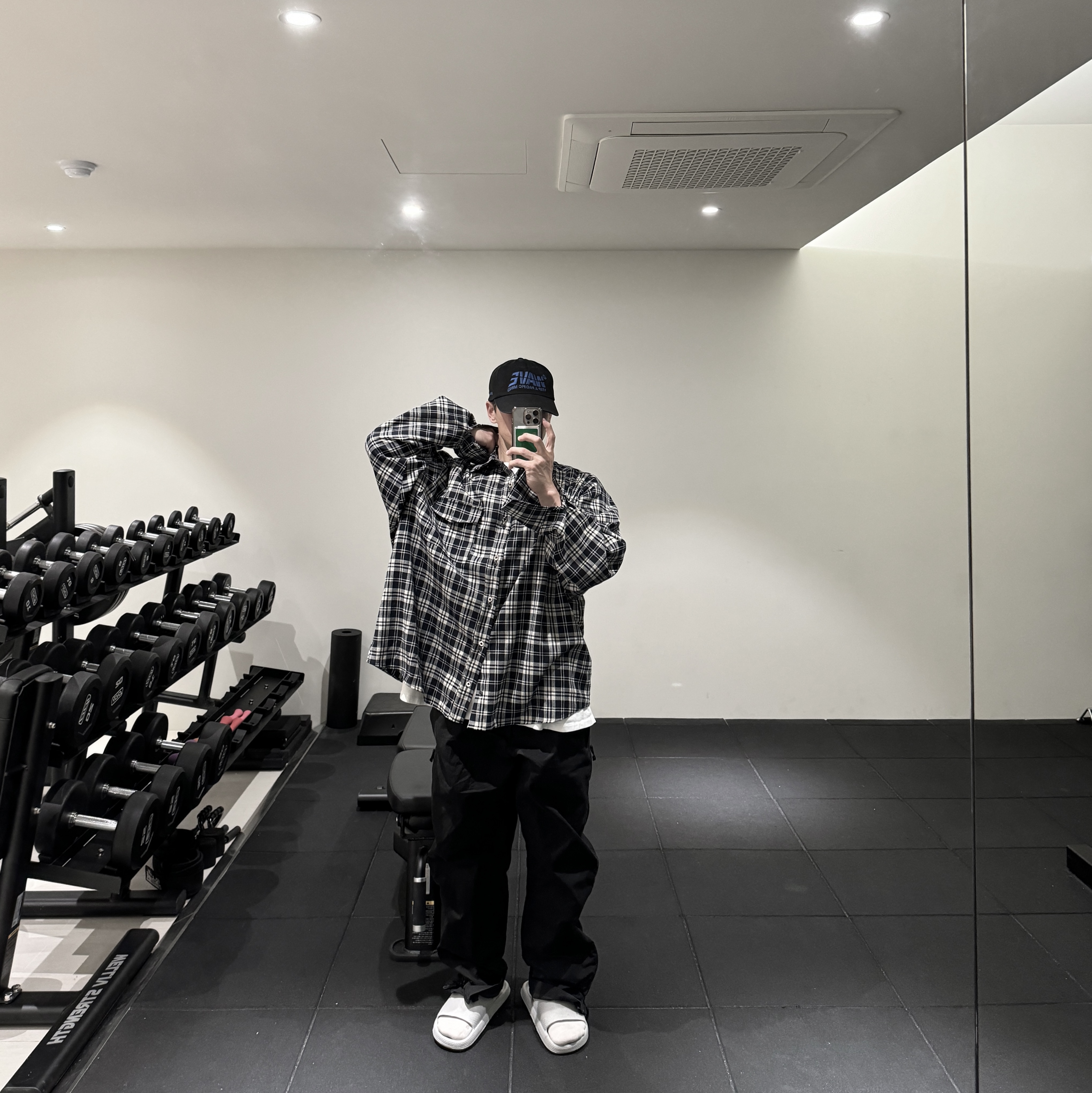 Farfromwhat Wave Cap Black 착용 스타일