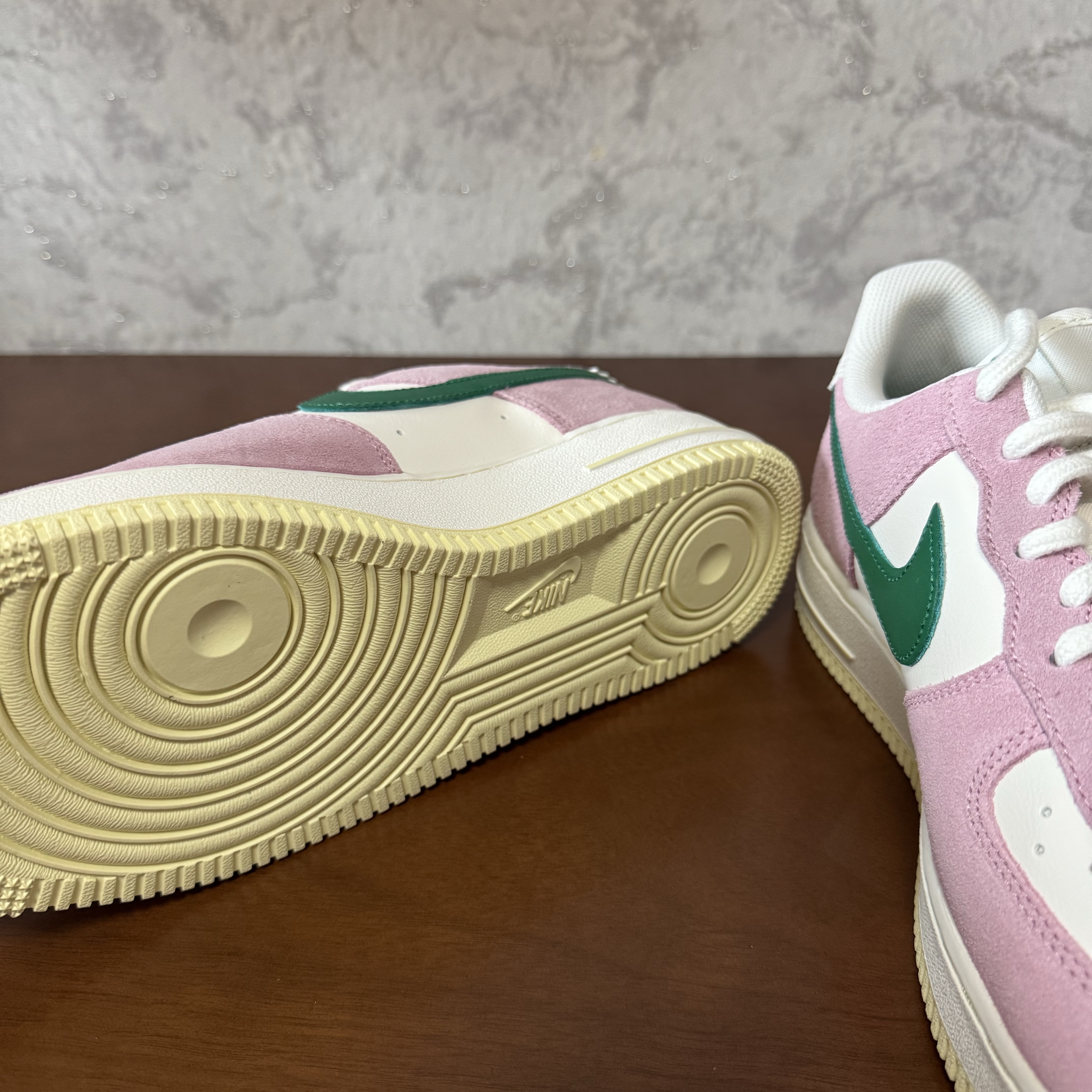 Nike Air Force 1 '07 Sail Medium Soft Pink 착용 스타일 - 4
