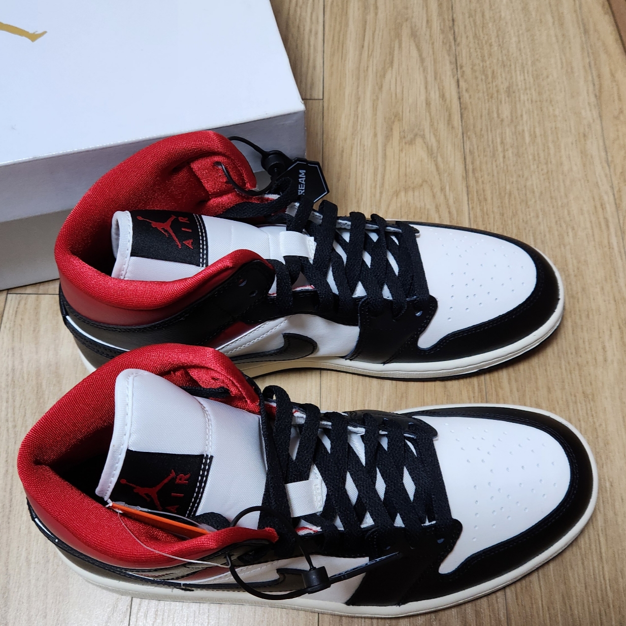 (W) Jordan 1 Mid Black Gym Red 착용 스타일 - 4