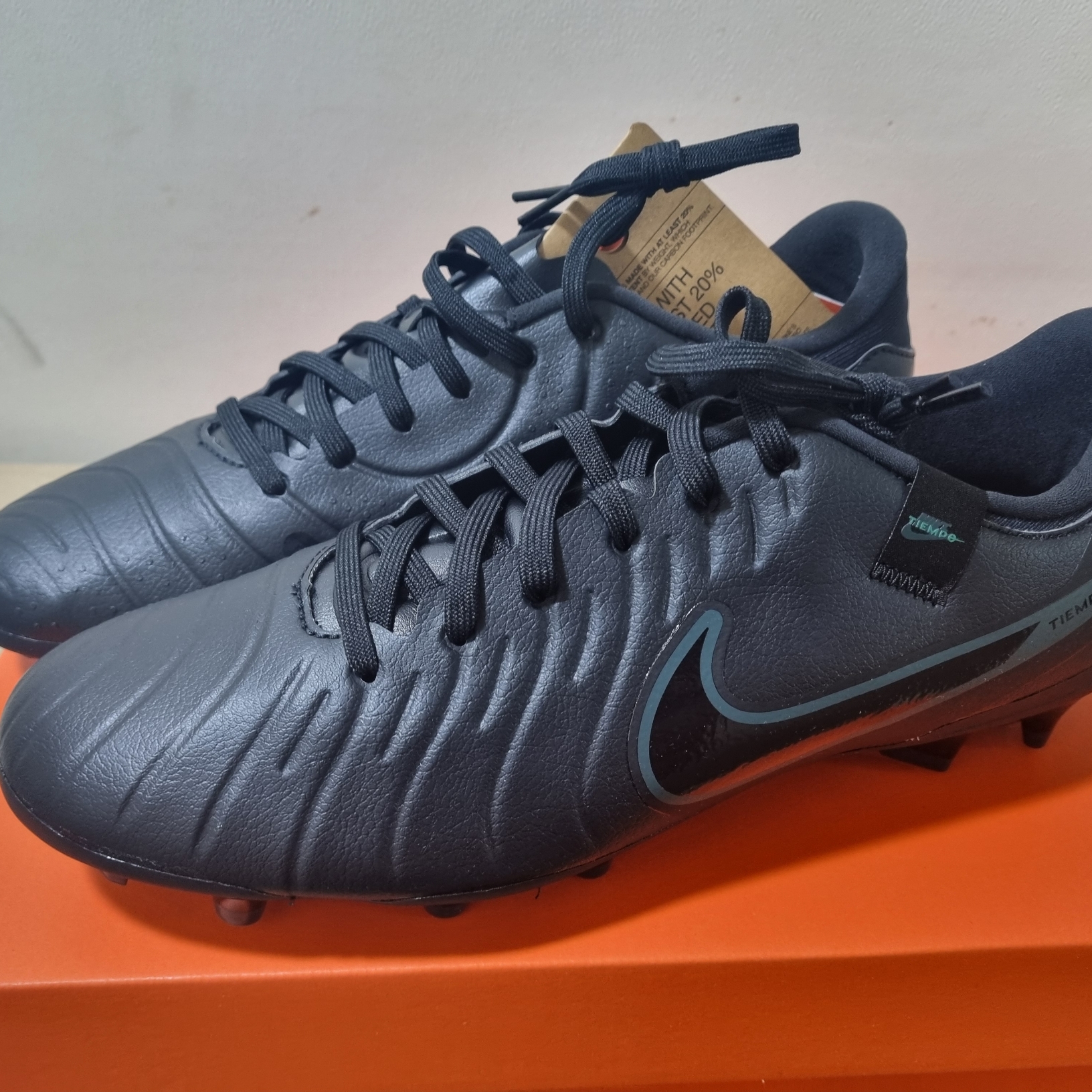 Nike Tiempo Legend 10 Academy MG Cleat Hyper Black Deep Jungle 착용 스타일