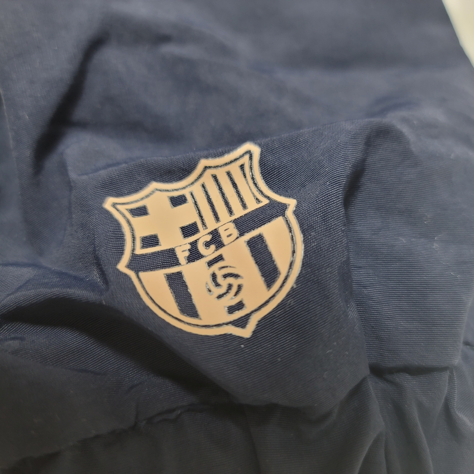 FC Barcelona Classic Line Retro Woven Sweatshirt Navy Red 착용 스타일 - 1