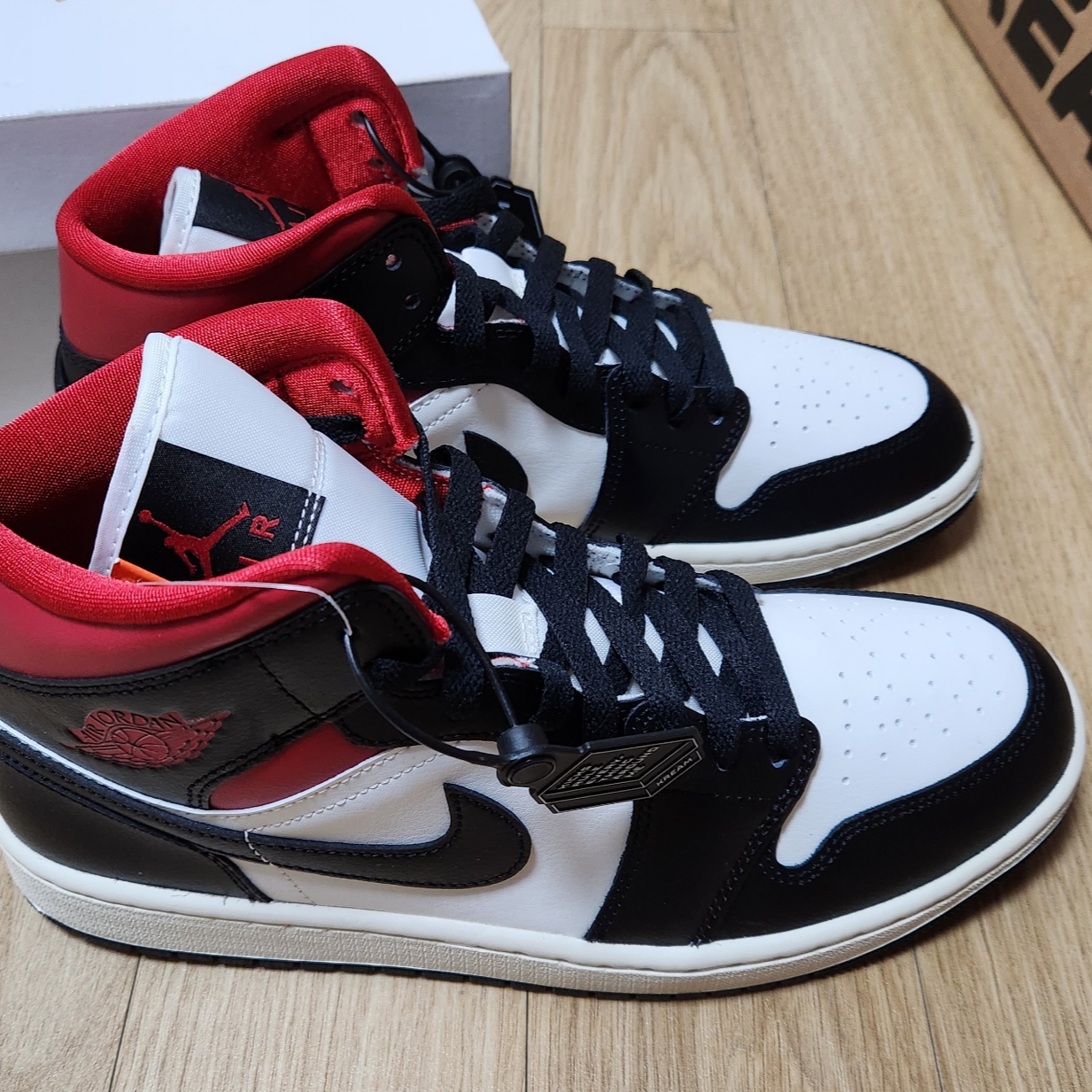 (W) Jordan 1 Mid Black Gym Red 착용 스타일 - 3