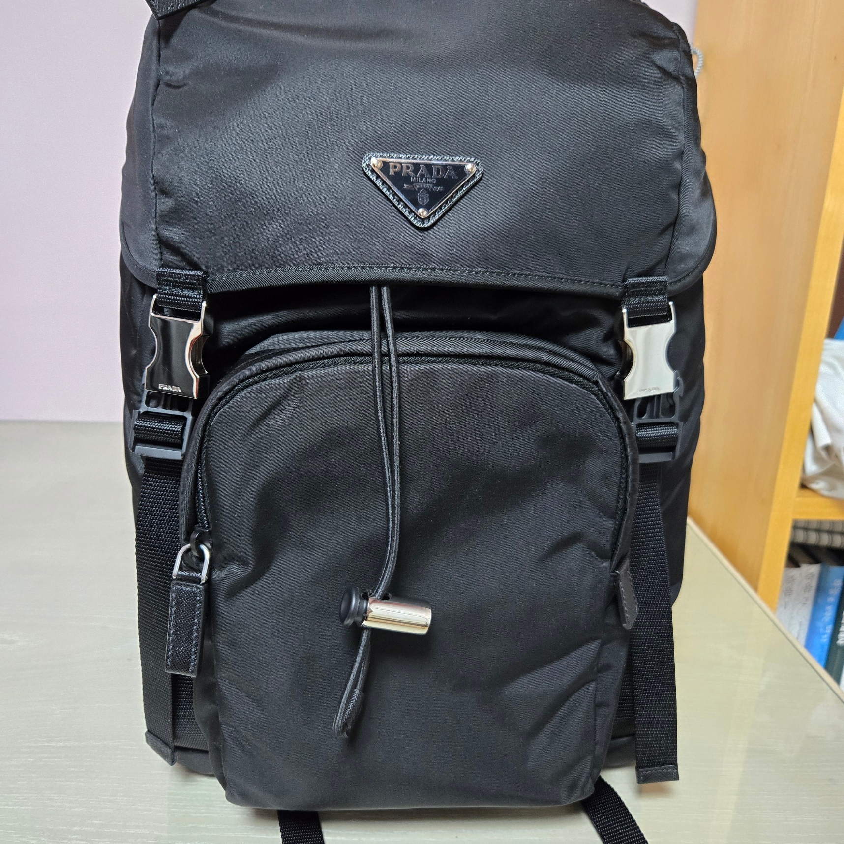 Prada Re-Nylon and Saffiano Leather Backpack Black 착용 스타일 - 1