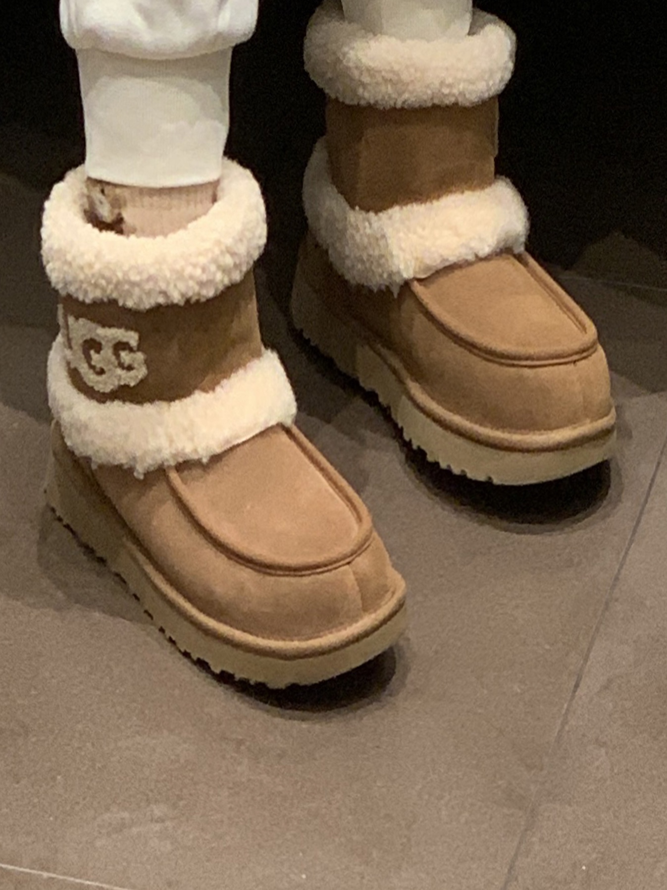 (W) UGG Ultra Mini UGG Fluff Chestnut 착용 스타일 - 3