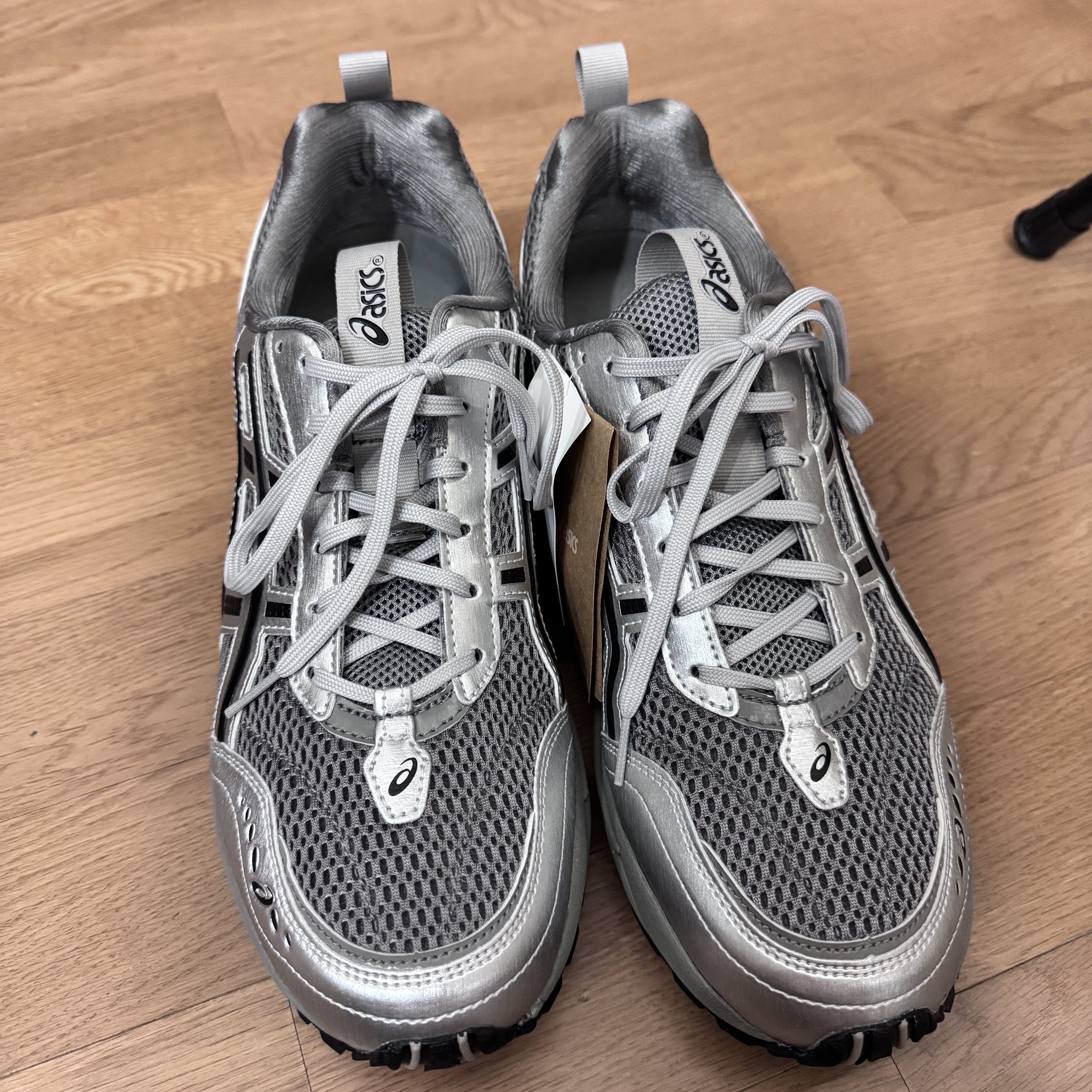 Asics x Freja Wewer Gel-1090 V2 Clay Grey Pure Silver 착용 스타일