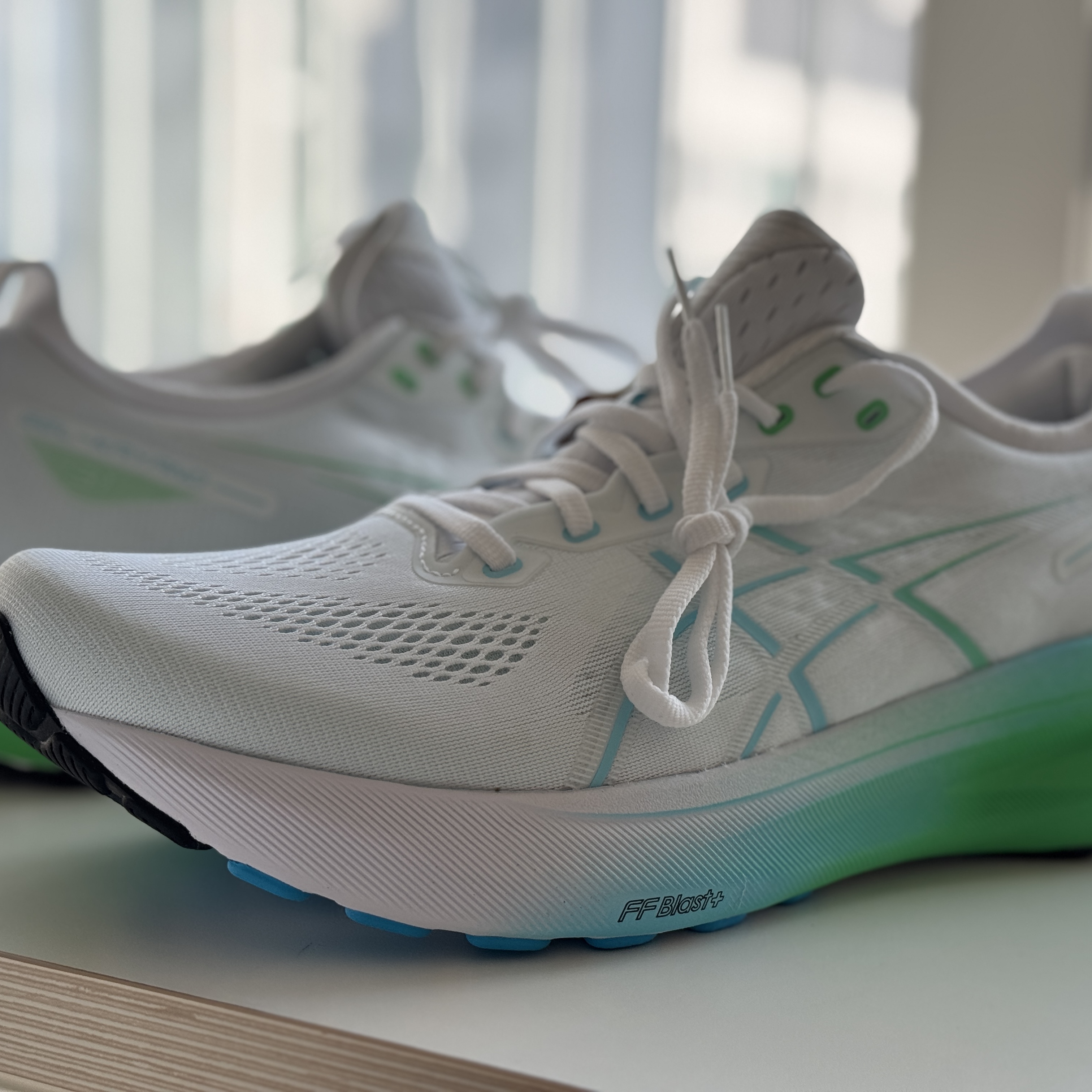 Asics Gel-Kayano 31 White Bright Cyan 착용 스타일