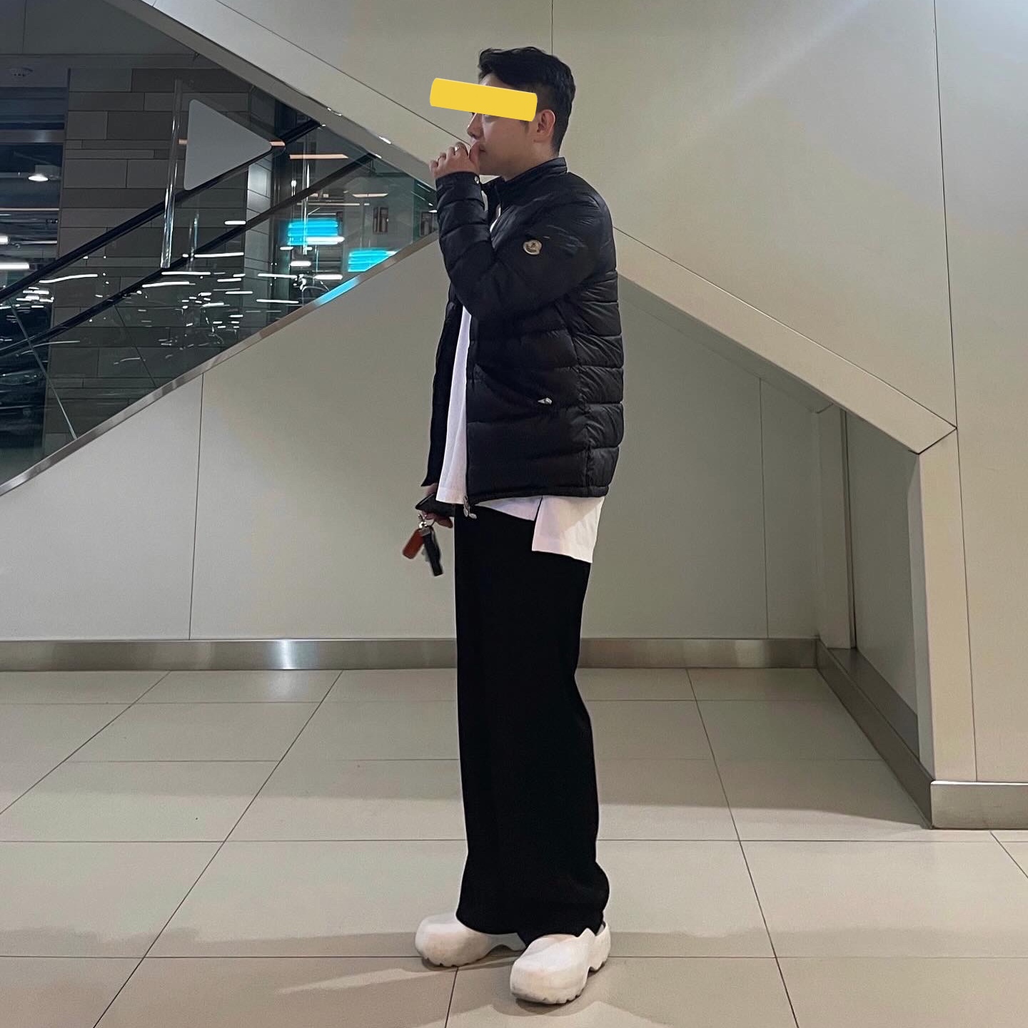(W) Bottega Veneta Rubber Flash Clog Chalk, Moncler Agay Short Down Jacket Black - 22SS 착용 스타일 - 1