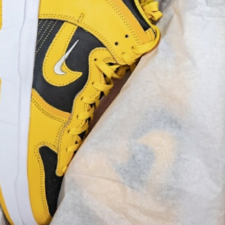 (W) Nike Dunk High Up Black and Varsity Maize 착용 스타일