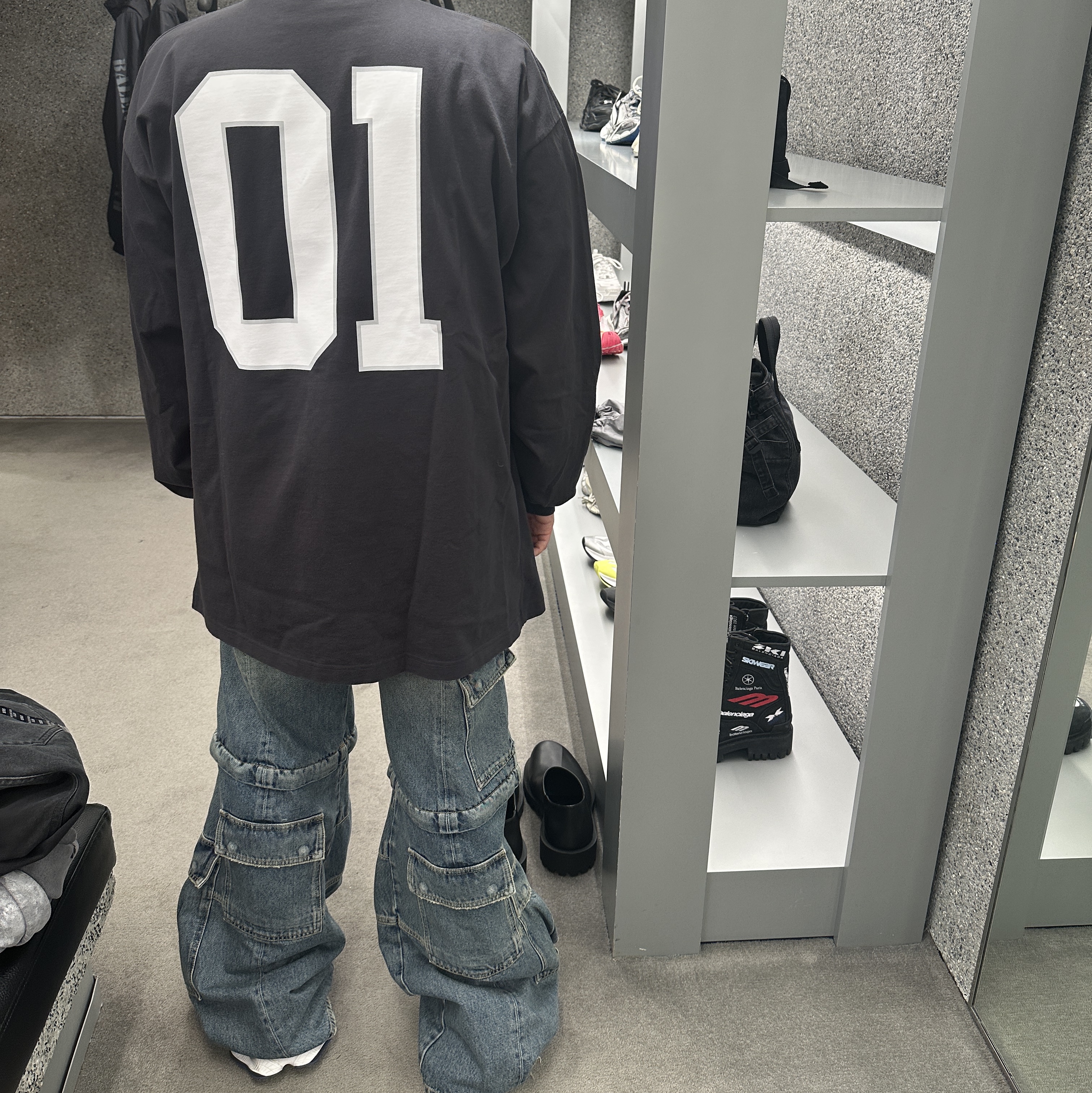 Balenciaga Flared Cargo Pants Black, Balenciaga Cargo Sneakers Grey White Blue 착용 스타일