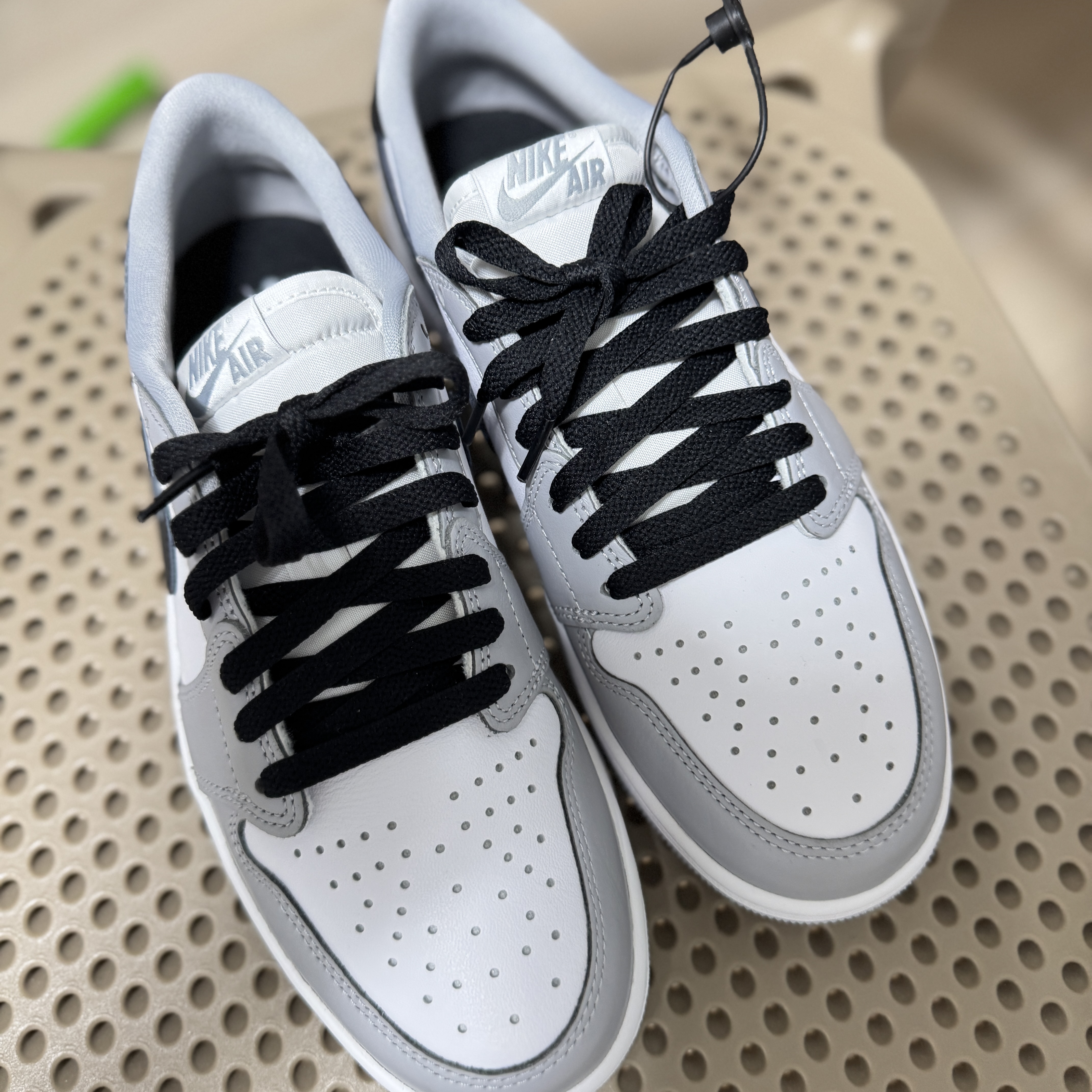 Jordan 1 Retro Low OG Wolf Grey and White 착용 스타일 - 4