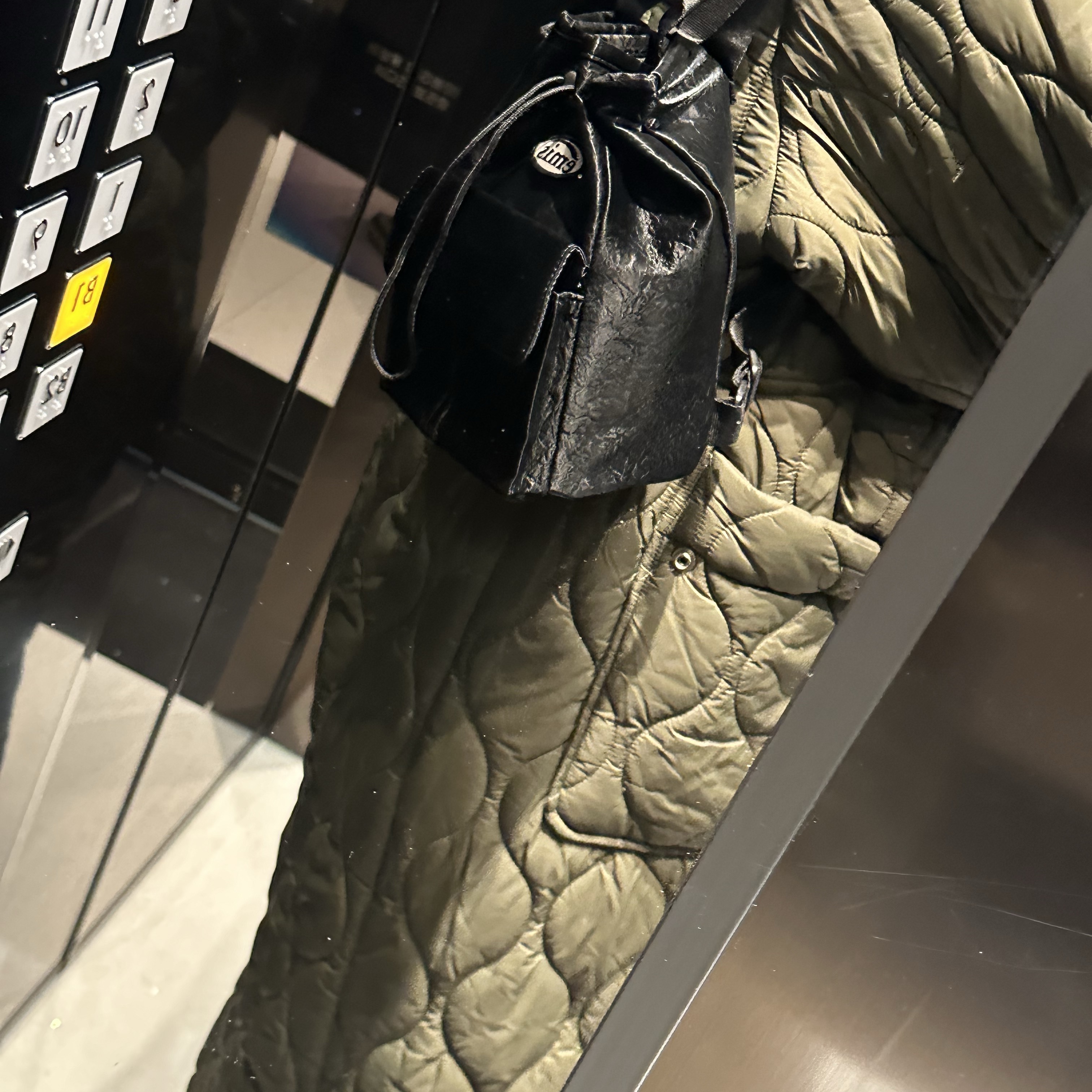 Emis Mini Wappen Pocket Backpack Black 착용 스타일 - 2