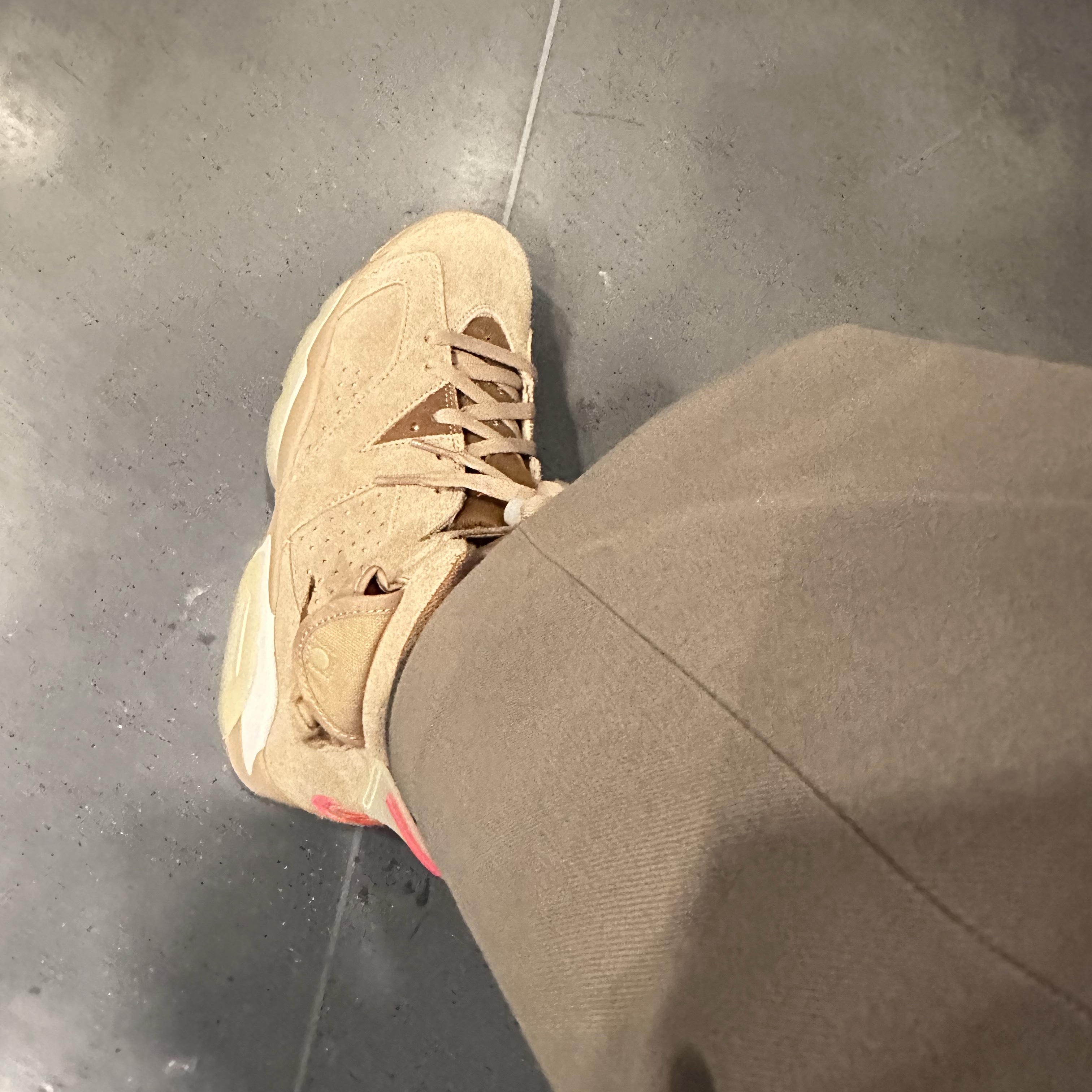 Jordan 6 x Travis Scott Retro SP British Khaki 착용 스타일