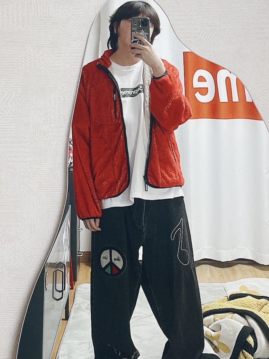 Supreme x Kate Moss Fleece Jacket Red - 24FW, Supreme Box Logo T-Shirt White - 23FW 착용 스타일 - 1