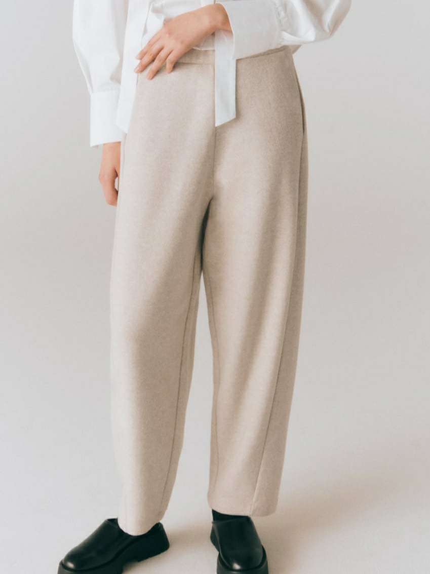 (W) Ganni Rib Jersey Wrap Blouse Bright White, (W) Zara Soft Balloon Trousers Beige Marl 착용 스타일