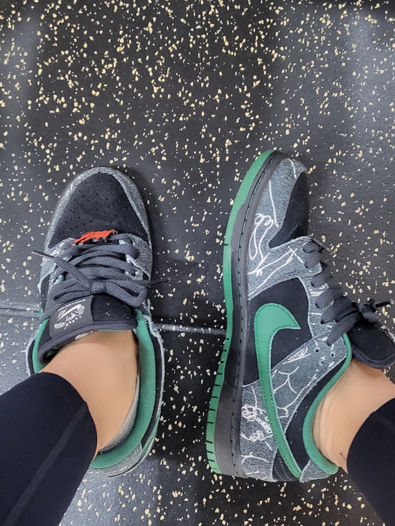 Nike x There SB Dunk Low Pro Anthracite and Gorge Green 착용 스타일 - 3