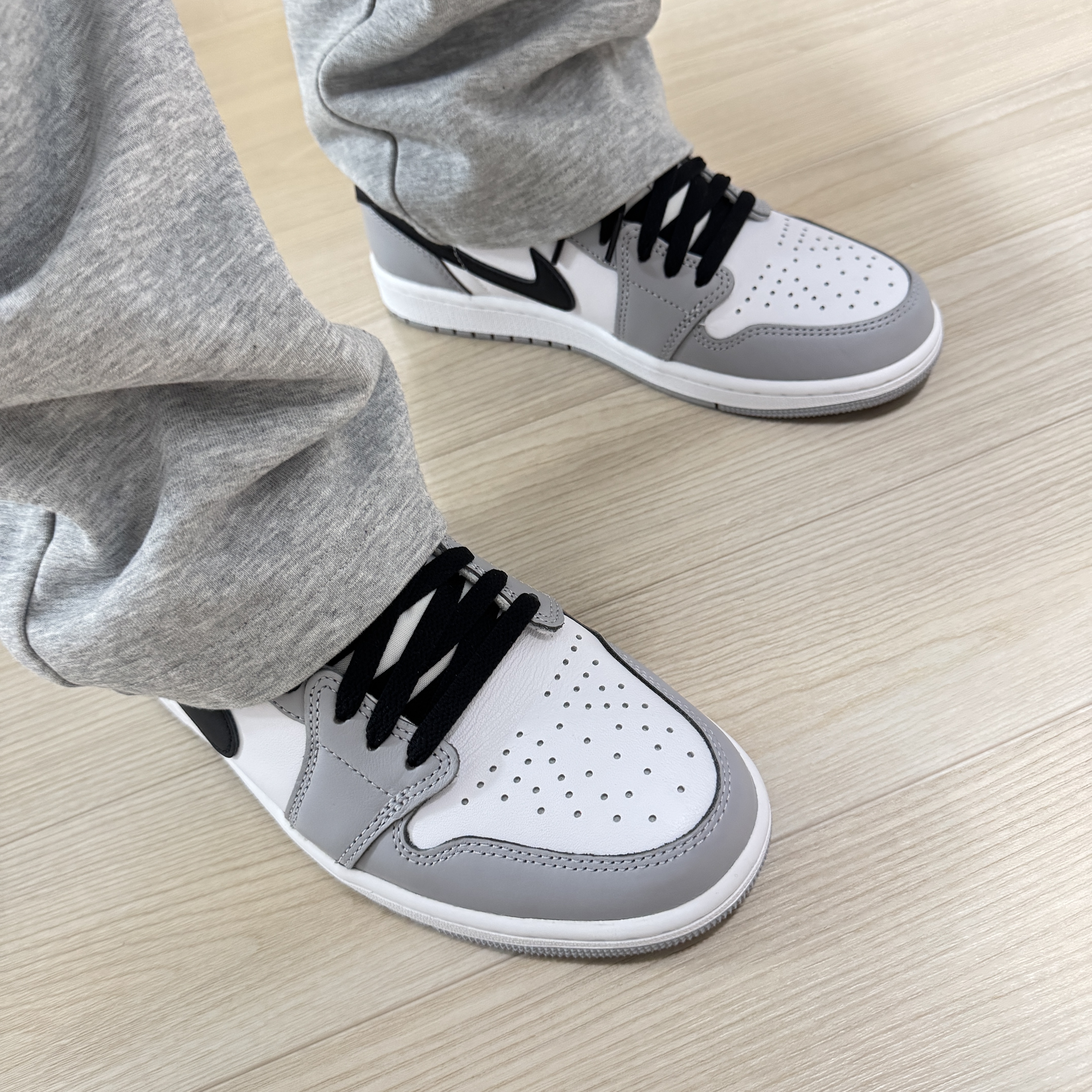Jordan 1 Retro Low OG Wolf Grey and White 착용 스타일 - 5