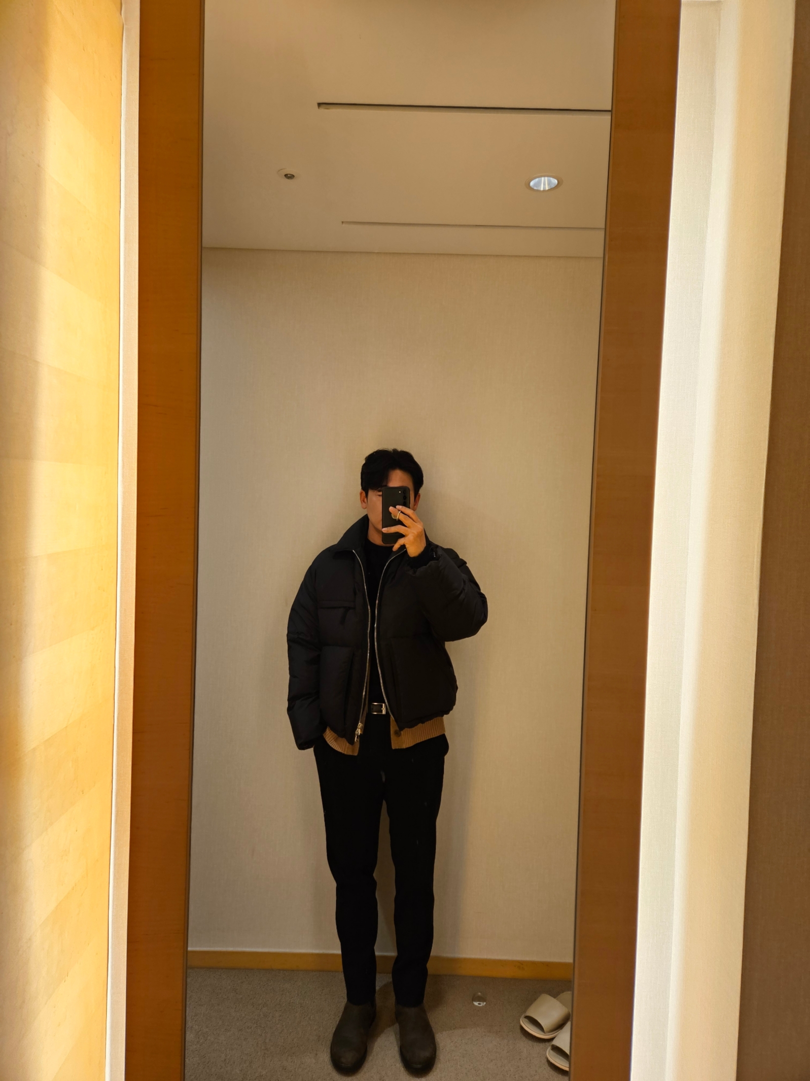 BLUNDSTONE Originals 1615 Chelsea Boots Dark Olive, Stone Island 508A3 Lambswool Crewneck Knit Black - 23FW 착용 스타일 - 2