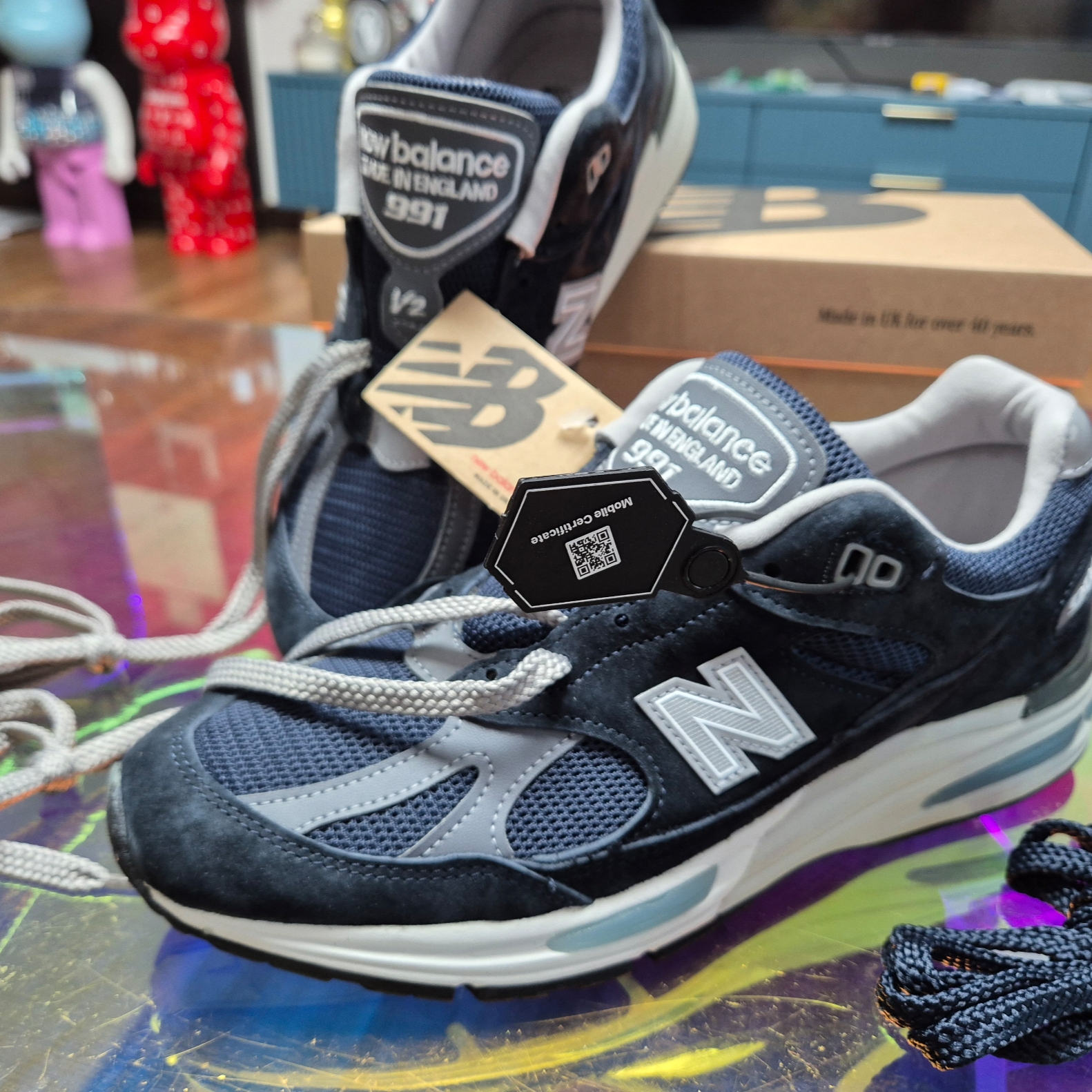 New Balance 991v2 Made in UK Dark Navy Smoked Pearl 착용 스타일 - 2