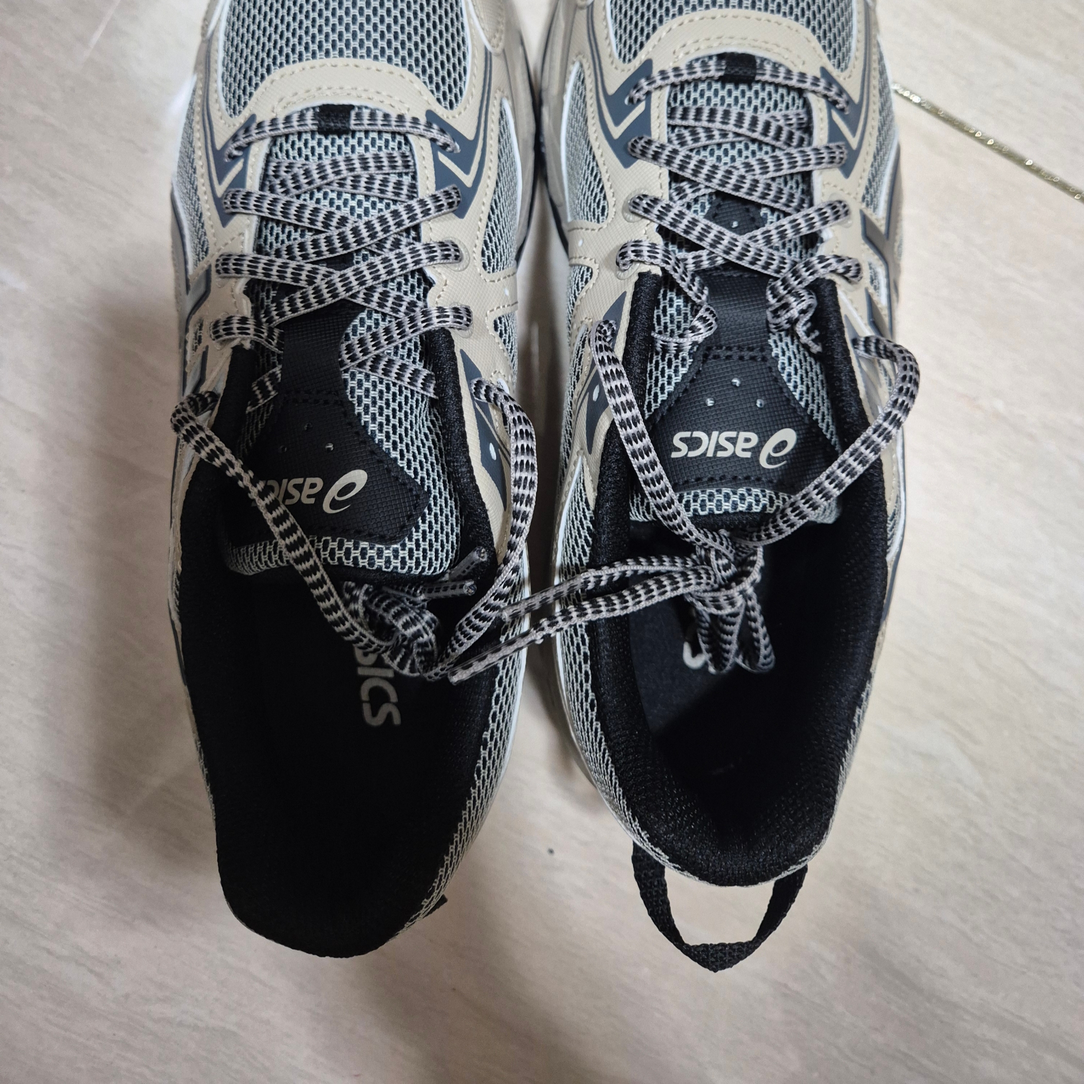 Asics Gel-Venture 6 Feather Grey Black 착용 스타일