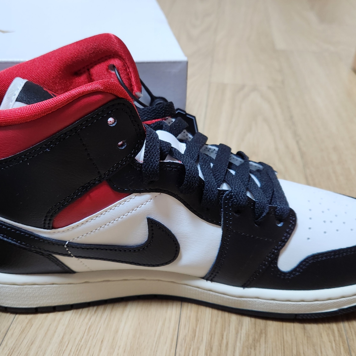 (W) Jordan 1 Mid Black Gym Red 착용 스타일 - 2