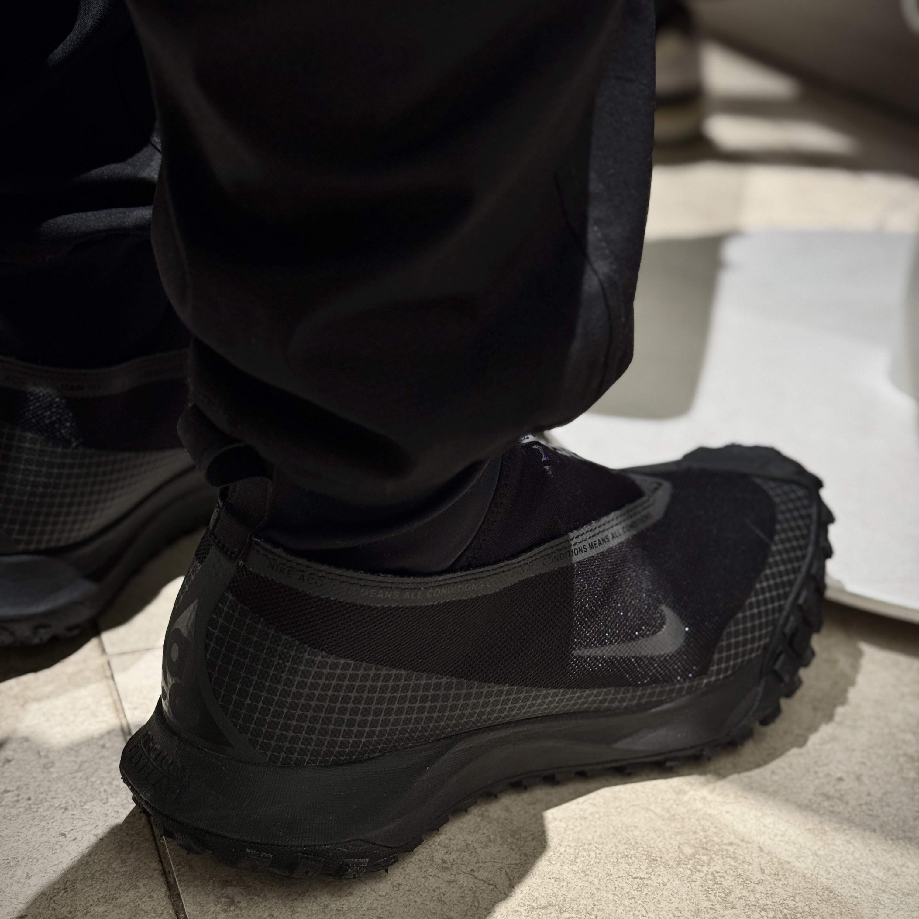 Nike ACG Mountain Fly Gore-Tex Black and Dark Grey 착용 스타일 - 2